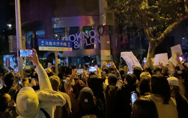 China: estudiantes protestan contra  confinamiento por la COVID-19 en campus universitario [VIDEO]