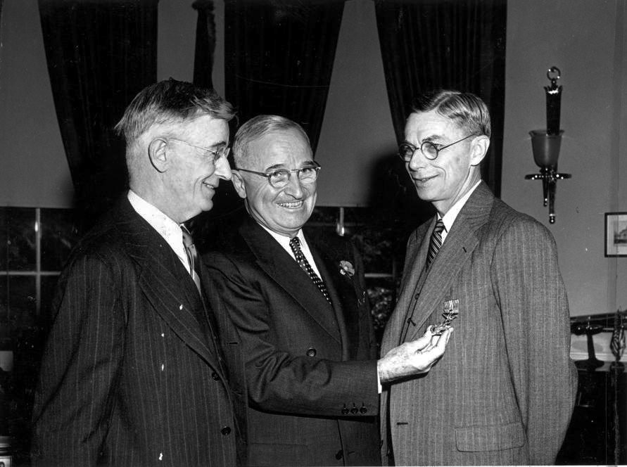Conant receiving the Presidential Medal from Harry S. Truman in 1963.