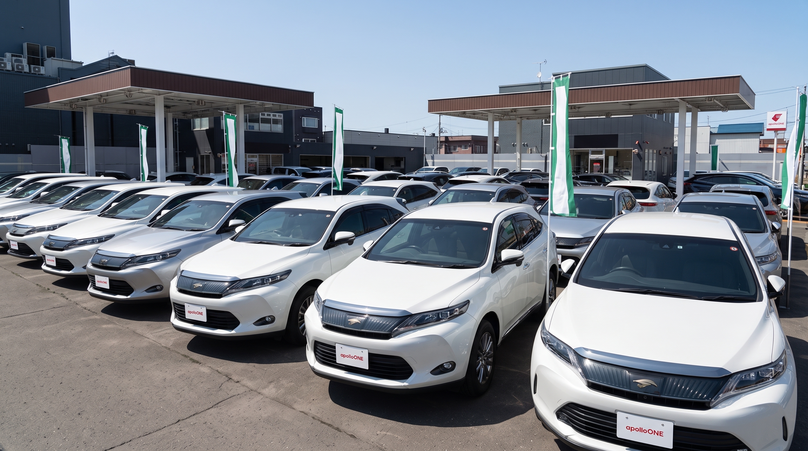 春の陽射しが降り注ぐ中古車展示場の風景。白やシルバーのSUVが整然と並ぶ様子を広角レンズで捉え、青空とのぼり旗が豊富な在庫のスケール感を表現した活気あるシーンです。