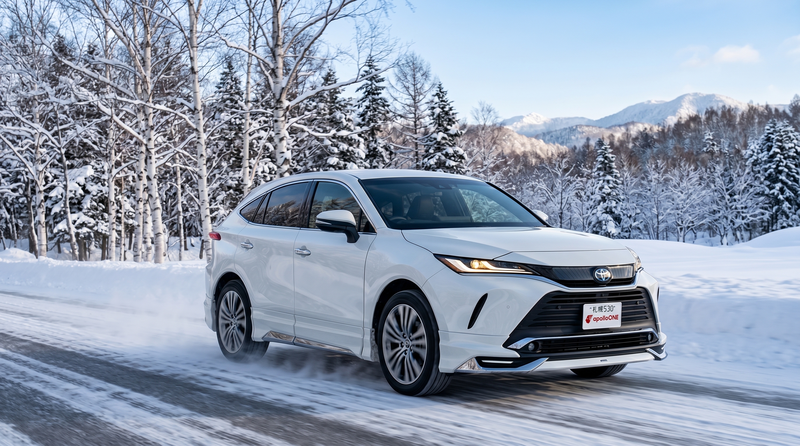 美しい冬の雪景色の中を、エアロパーツを装着したスタイリッシュな白い高級SUVが、力強くかつ優雅に走行している洗練された雰囲気のシーン。