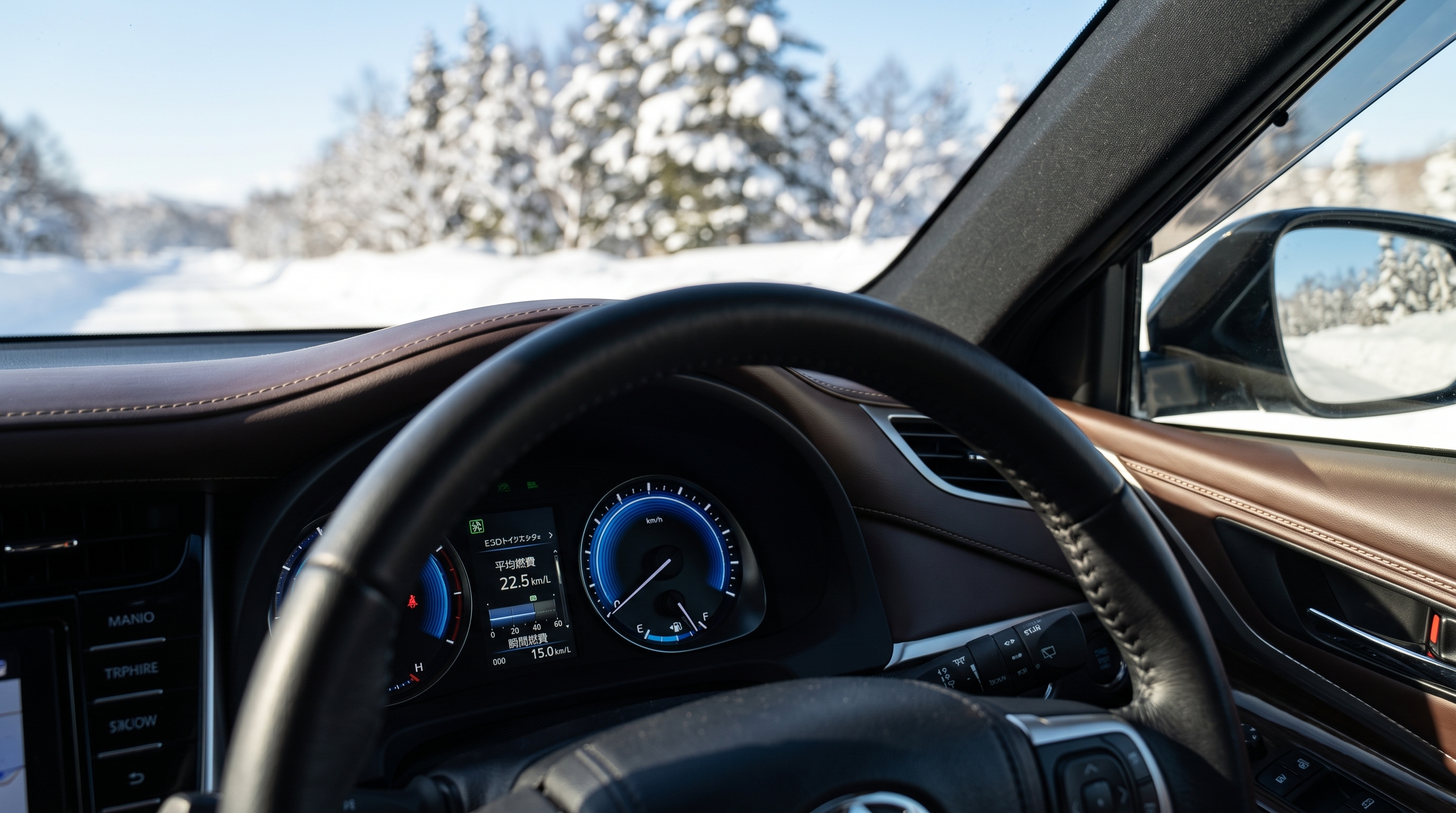 運転席からメーターパネルを確認するクローズアップ。ブルーに光るインジケーターに焦点が合い、窓外には冬の明るい雪景色がぼやけて広がる様子を描写しています。