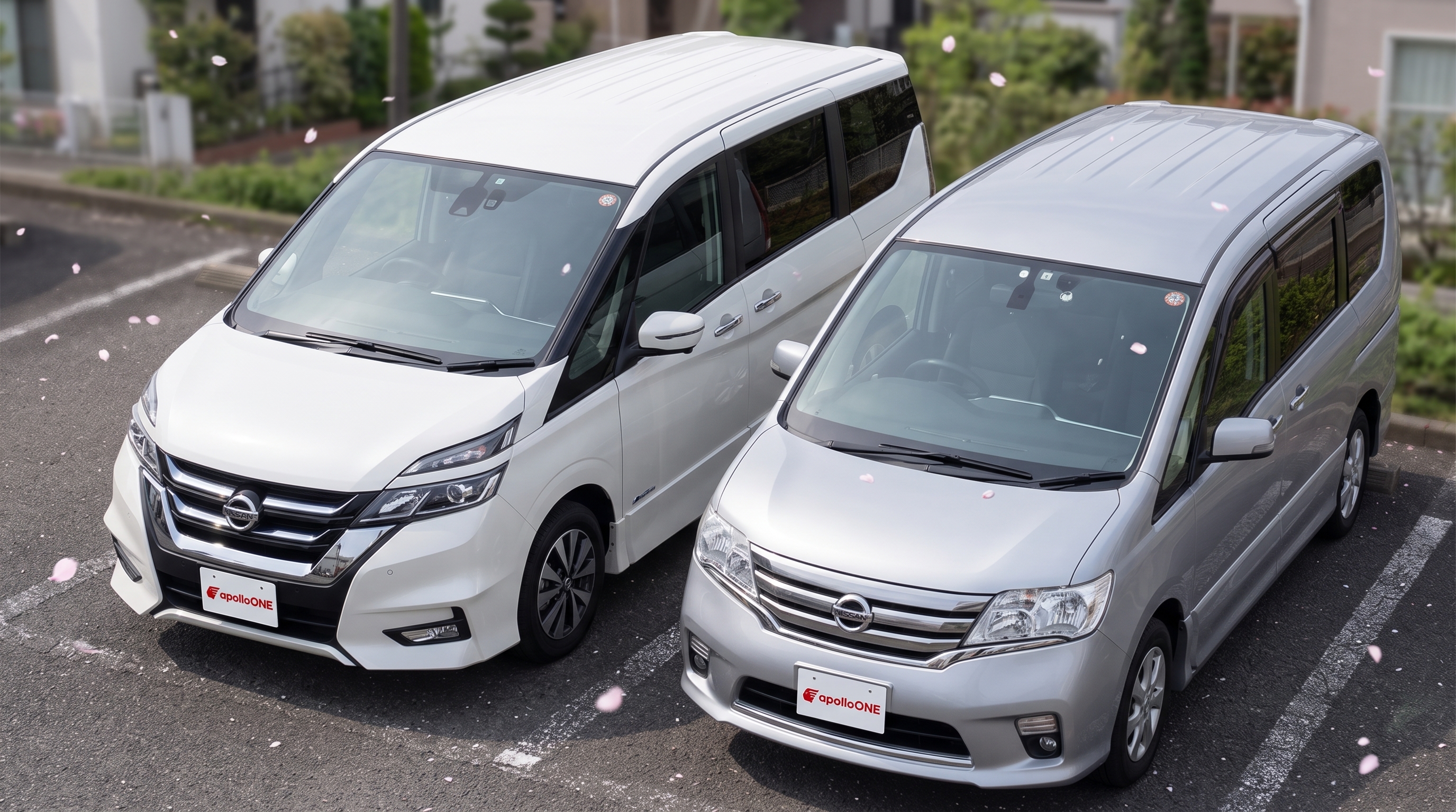 春の屋外展示場に並んで駐車された世代の異なる2台のミニバンの様子。フロントガラス上部にあるカメラユニットの違いが、安全装備の進化を明確に伝えています。