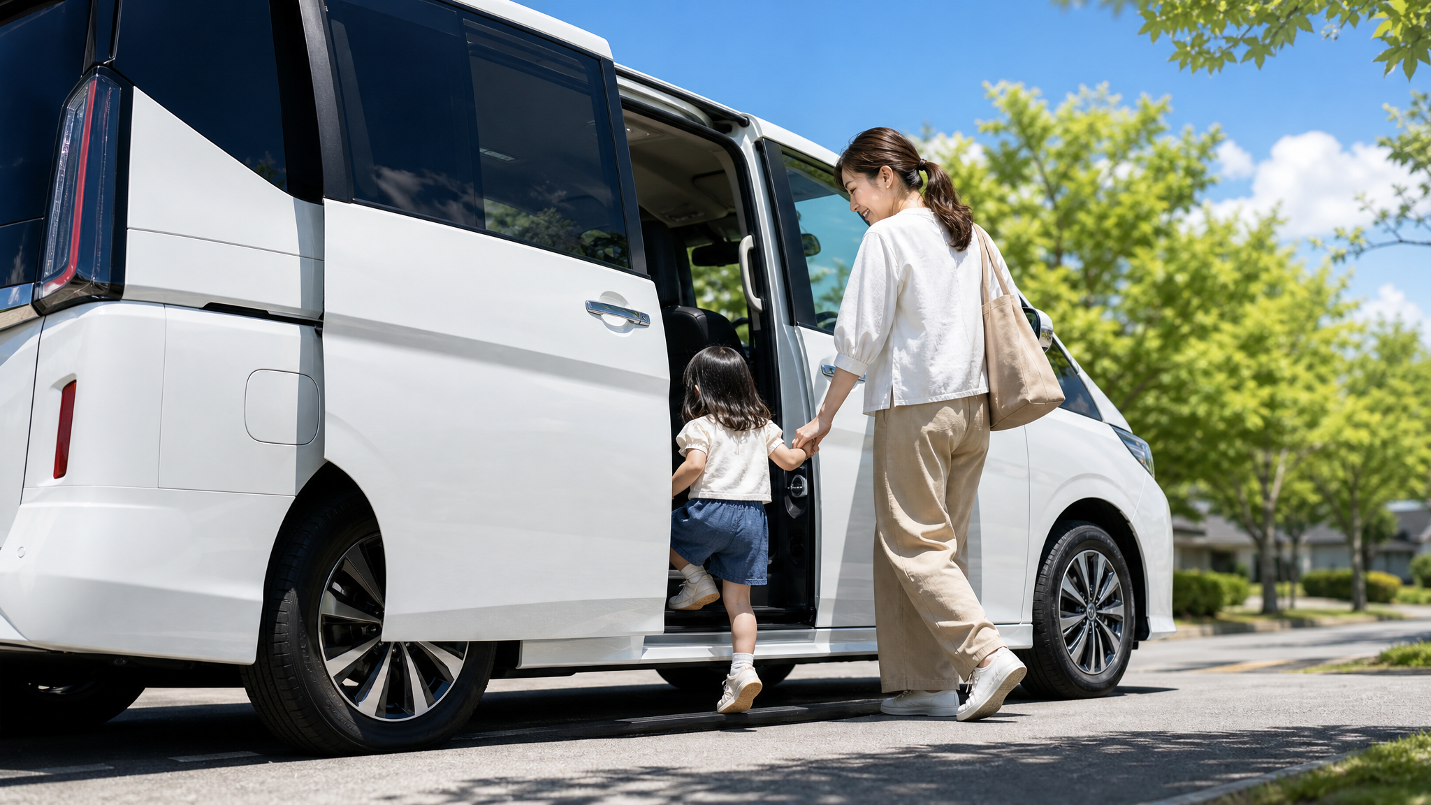 母親が子供の手を引いて中型ミニバンに乗り込もうとしているシーン。低いステップや広い開口部が強調され、子育て世代にとっての乗り降りのしやすさが伝わる構図です。