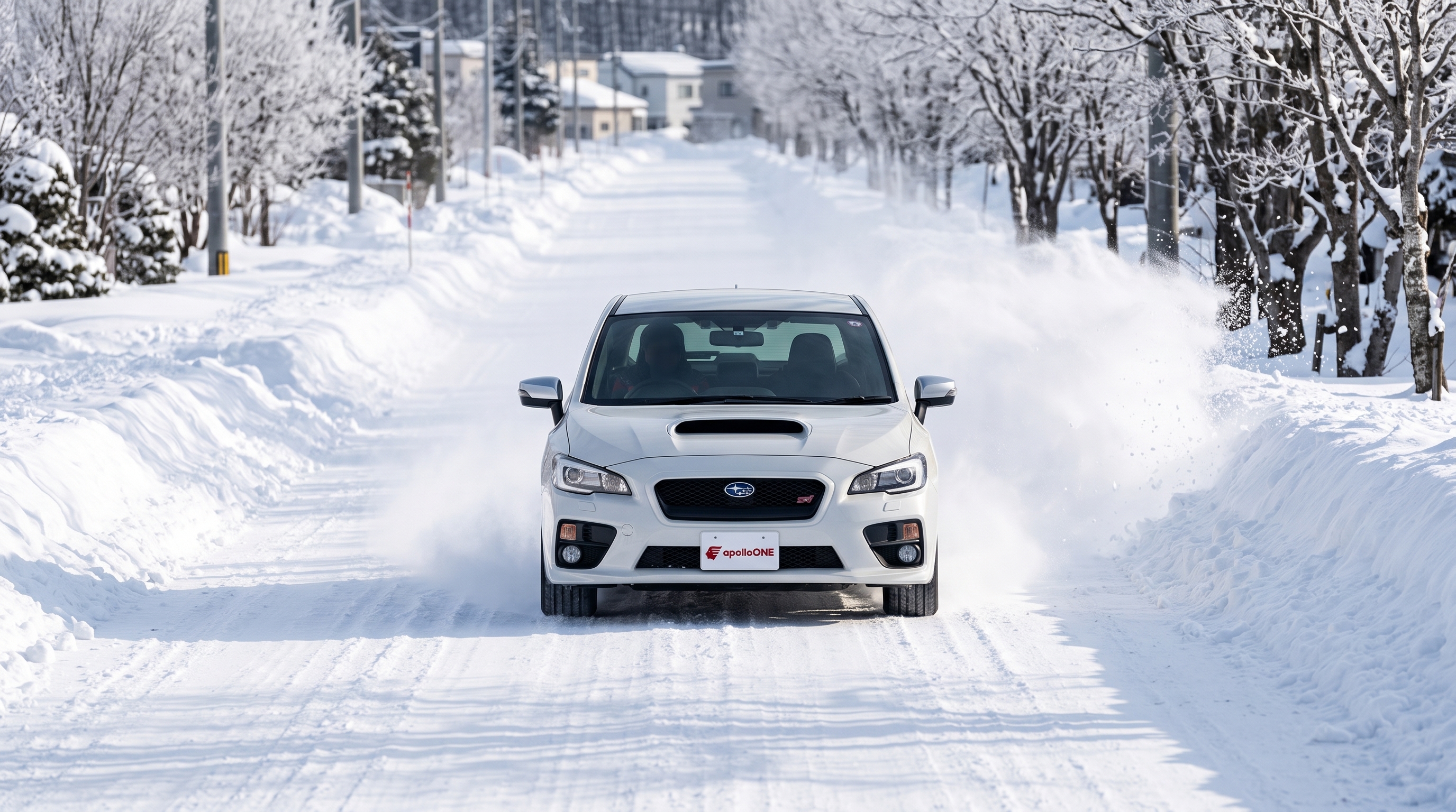 昼間の明るい日差しの下、雪が積もった郊外の直線道路で雪煙を力強く巻き上げながら安定して走行する白い乗用車を遠くから広角で捉えたダイナミックなシーン。