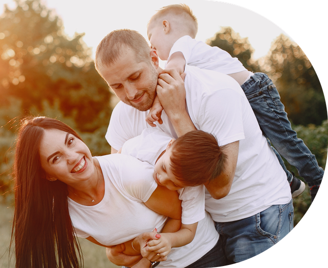 Família feliz em seu novo lar