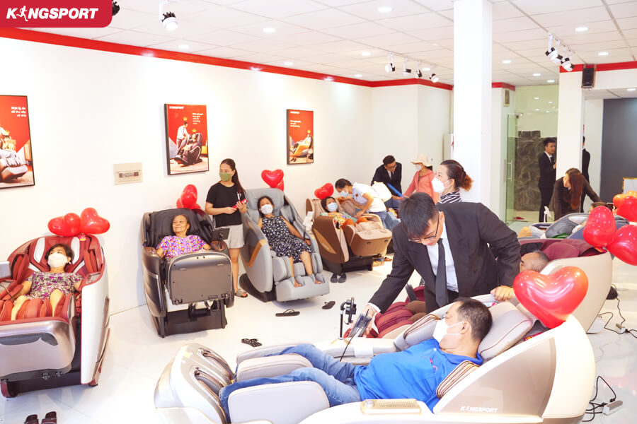 Khách hàng trải nghiệm ghế massage toàn thân tại Kingsport