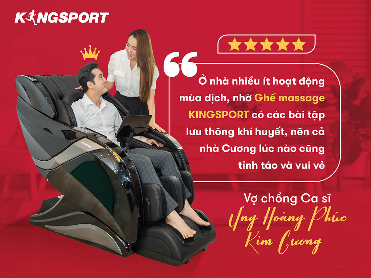 Hình ảnh ca sĩ Ưng Hoàng Phúc ngồi trên ghế massaage Kingsport