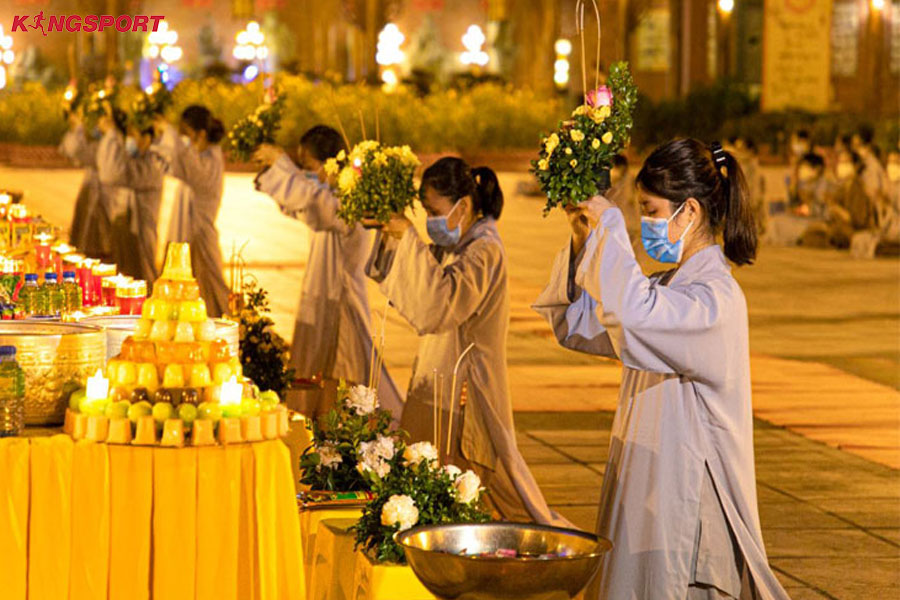 Mọi người thường đi chùa cầu an cho cha mẹ dịp lễ Vu Lan ngày lễ vu lan là ngày nào