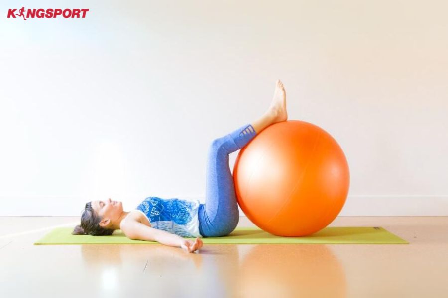 các bài tập với bóng yoga 12