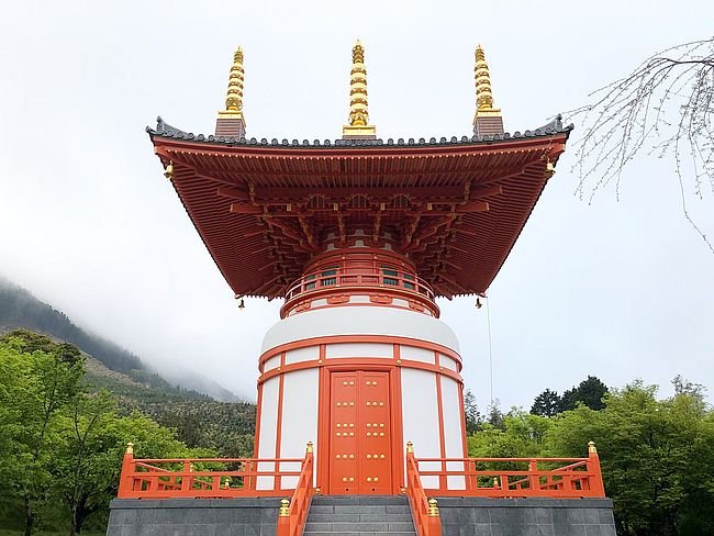 紅葉、ドウダンツツジ 各千本が色付く参道 | 西日本新聞めくると