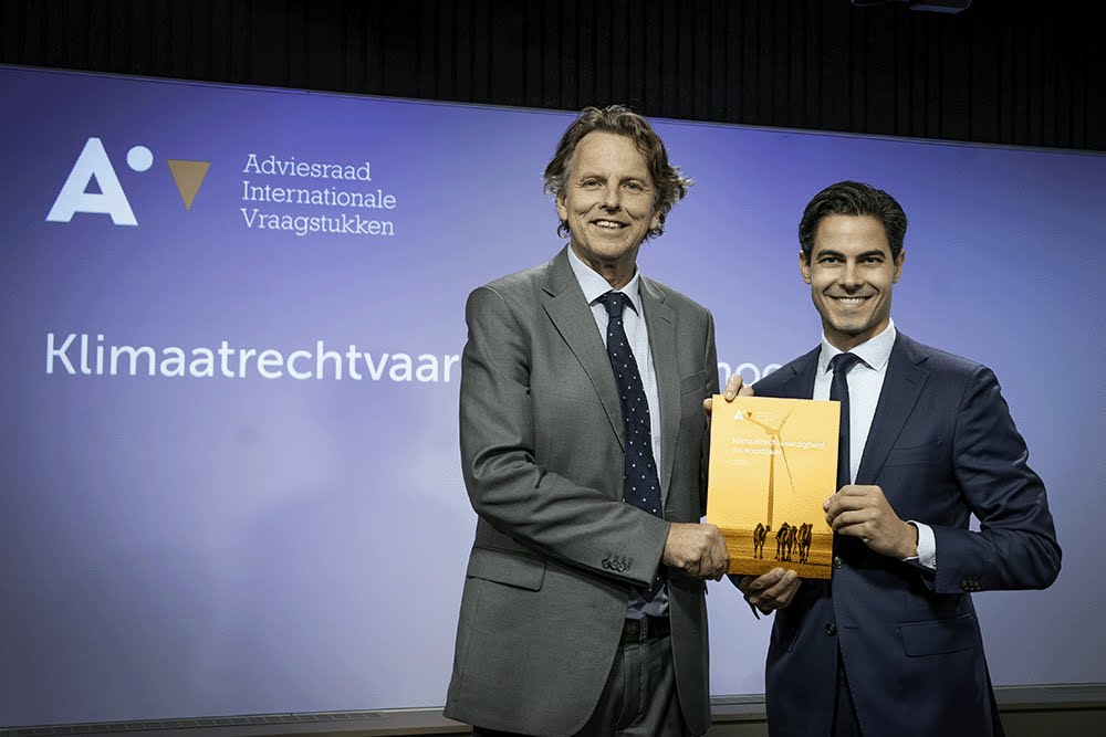 Foto: Overhandiging van het rapport door AIV-voorzitter Bert Koendersaan minister Rob Jetten voor Energie en Klimaat
