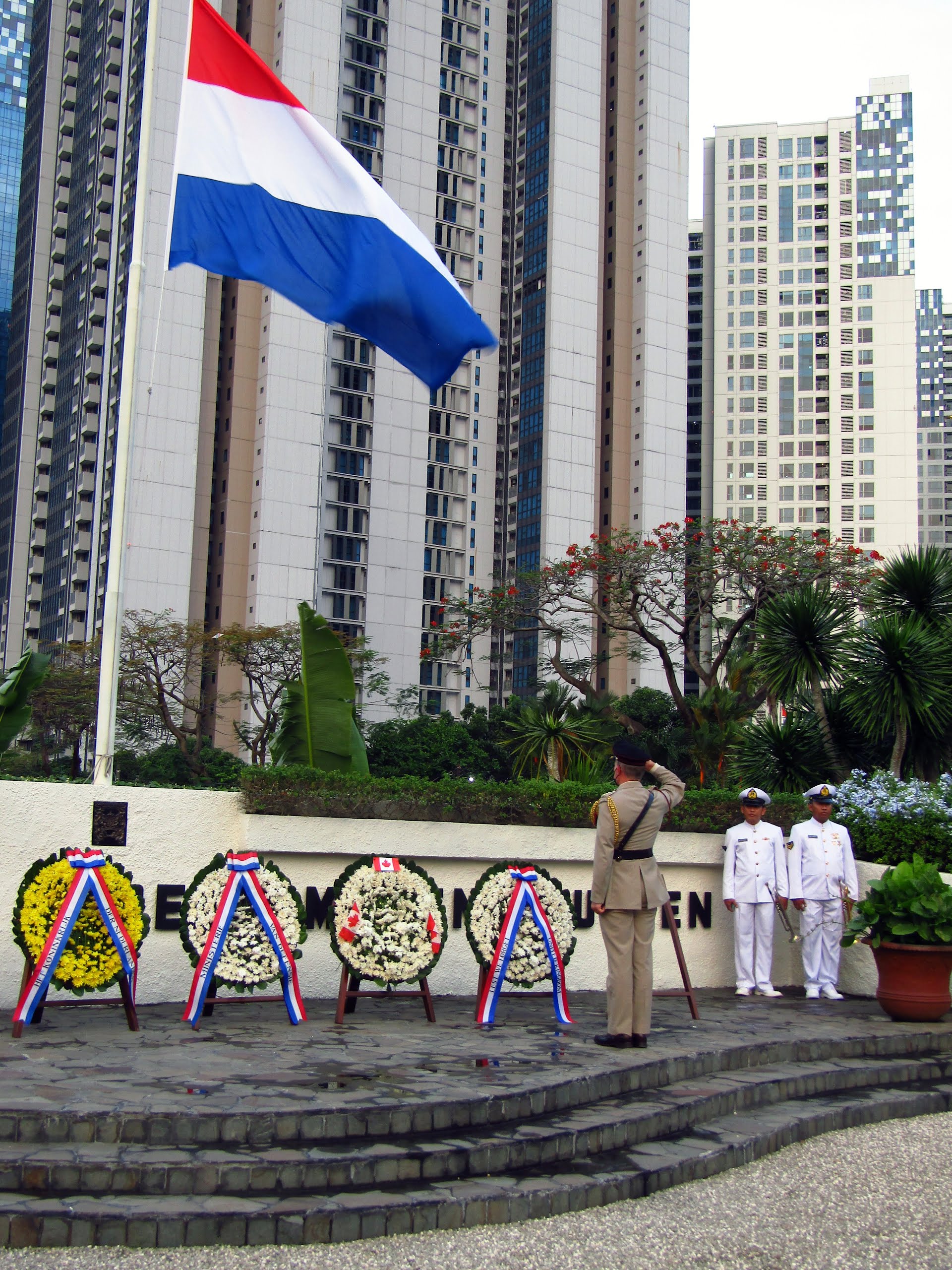 Kranslegging op Nederlands Ereveld Menteng Pulo