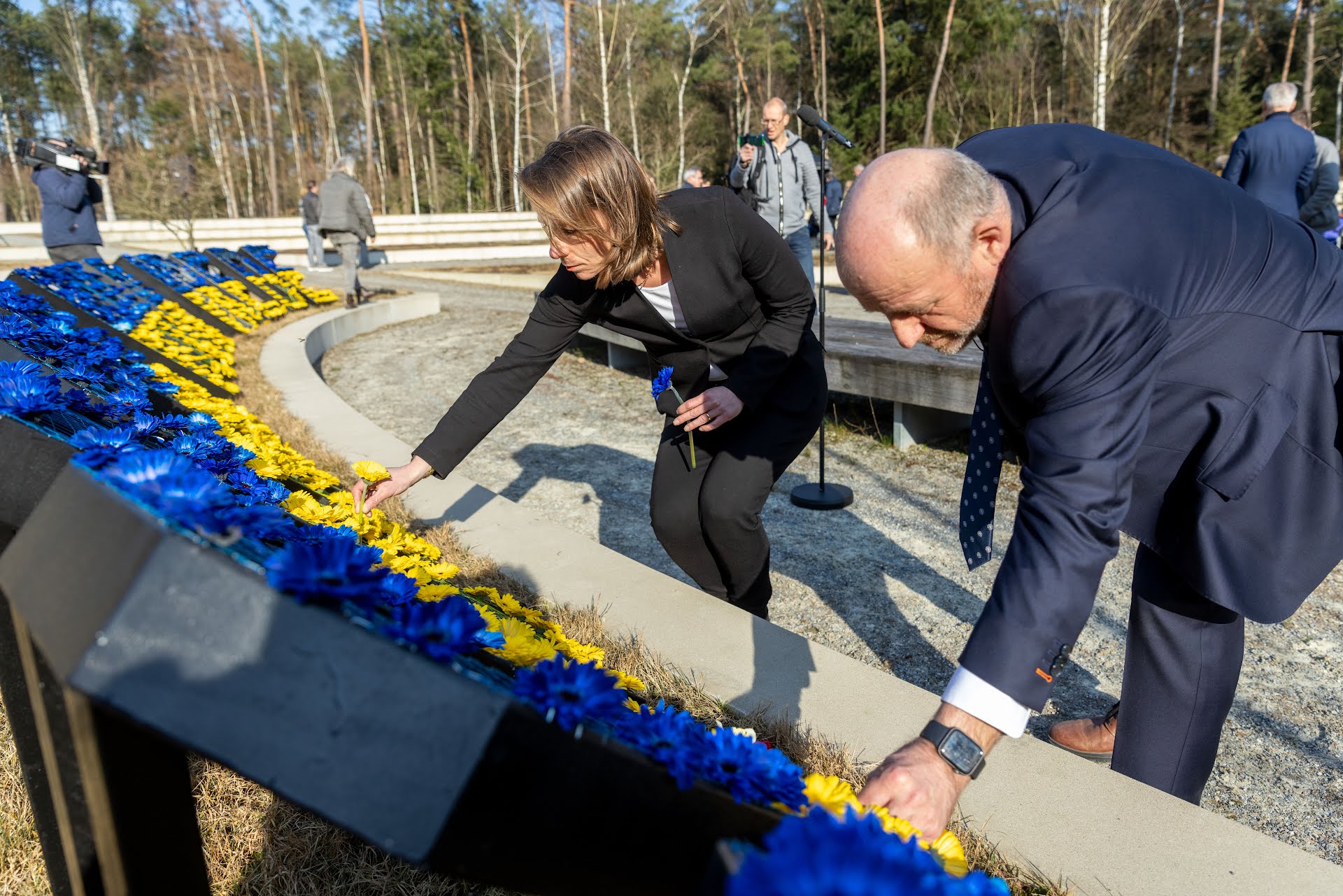 Minister van Binnenlandse Zaken legt bloemen bij vredesmonument