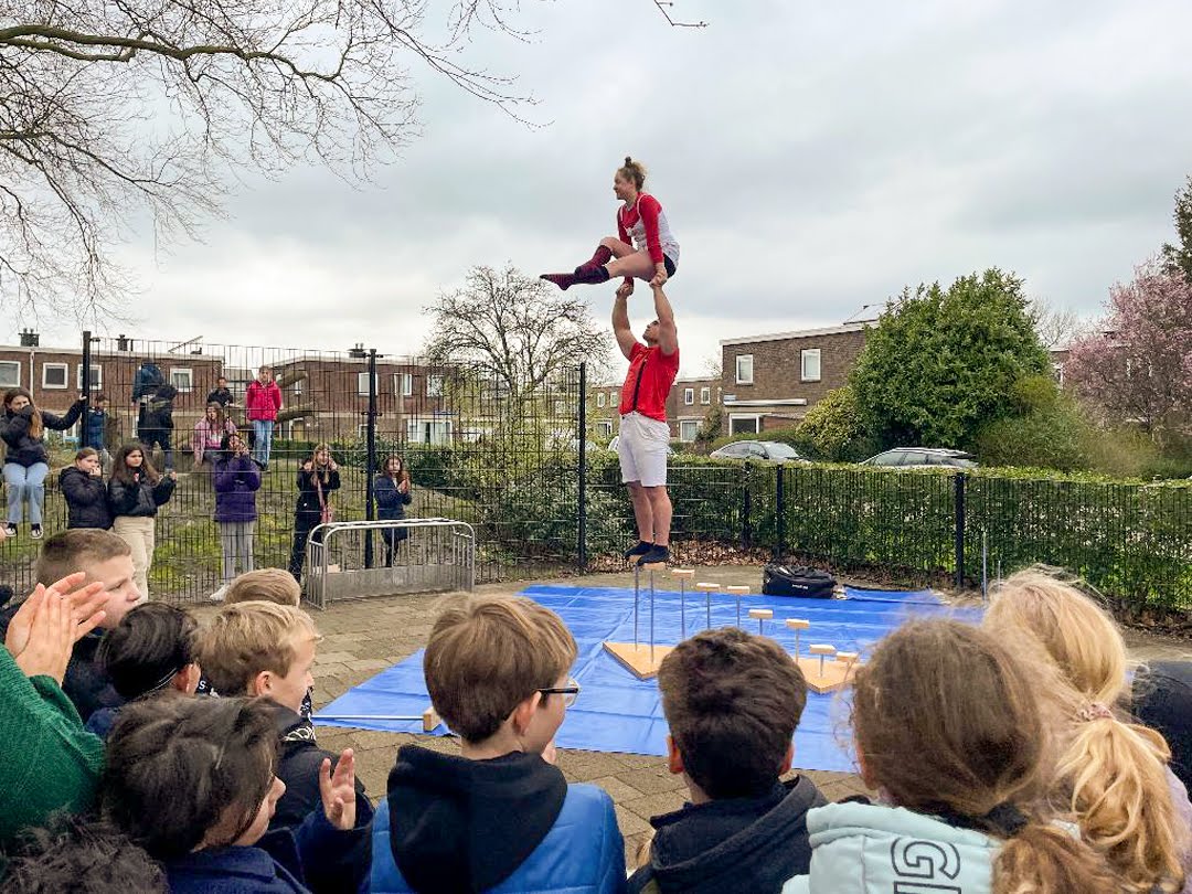 Opening Stadsparade met HappyHandstandFreak. FOTO CIRCUSSTAD FESTIVAL