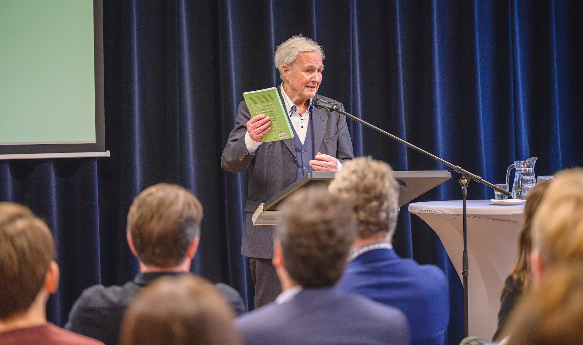 Jan Terlouw was zichtbaar ontroerd tijdens de boeklancering die voor hem als een verrassing kwam. 