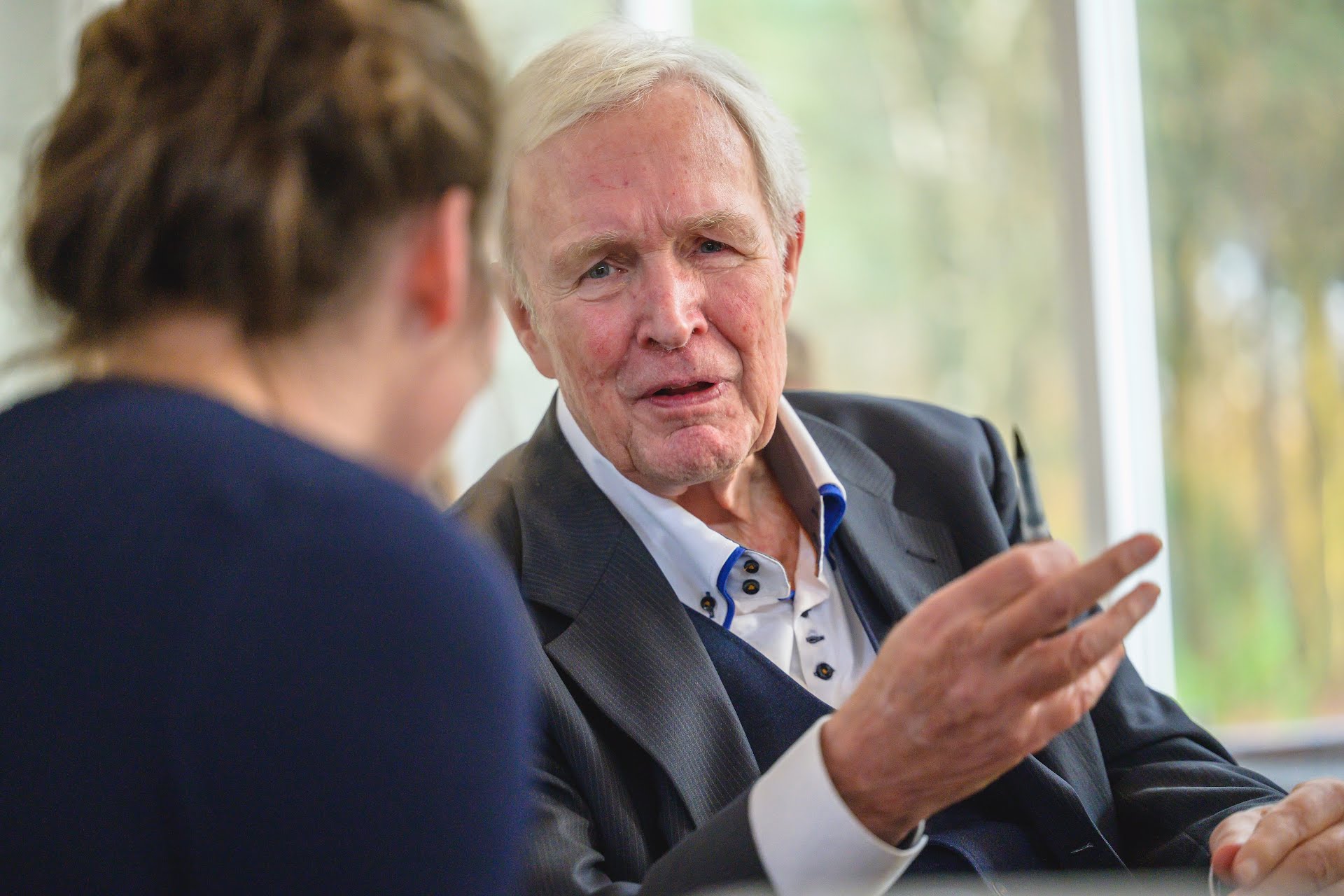 De negentigjarige Jan Terlouw nam afgelopen weekend zijn boek 'Voor altijd Jan' in ontvangst. (Foto: R. Spaans)