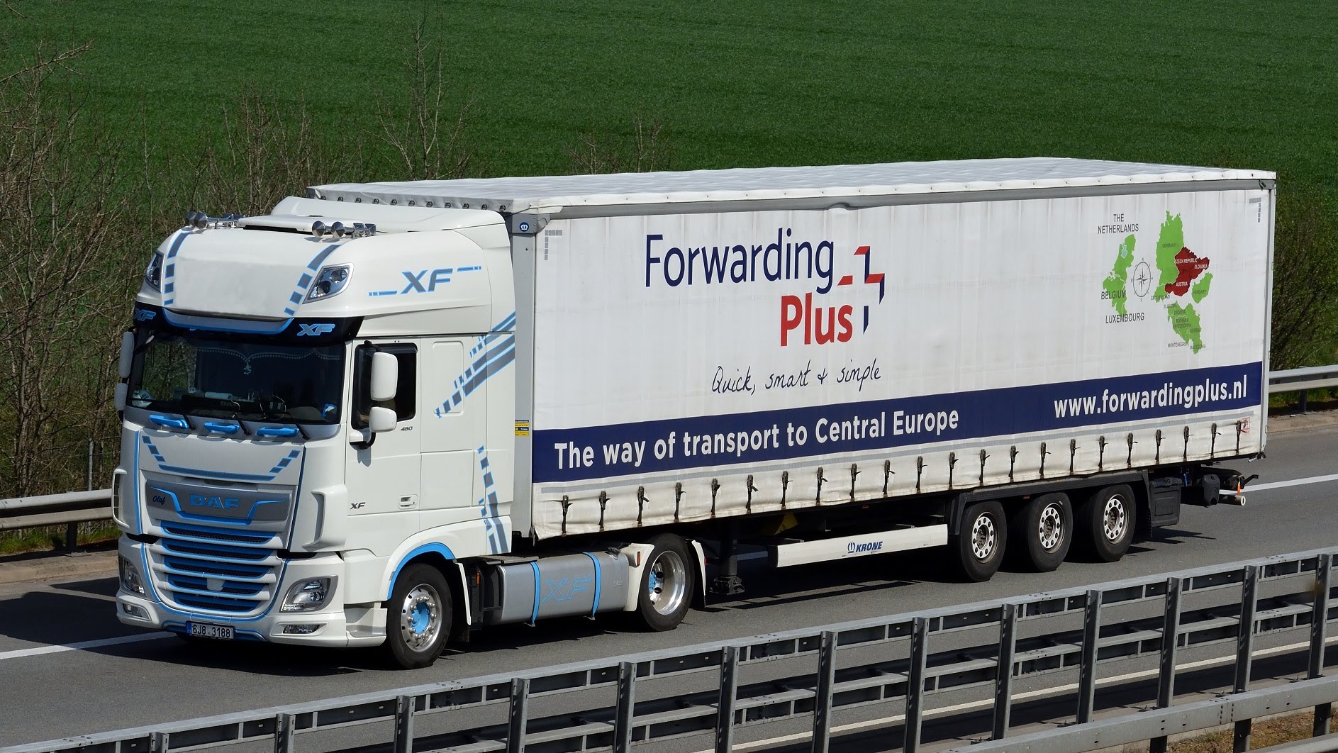 Forwarding Plus trailer op snelweg