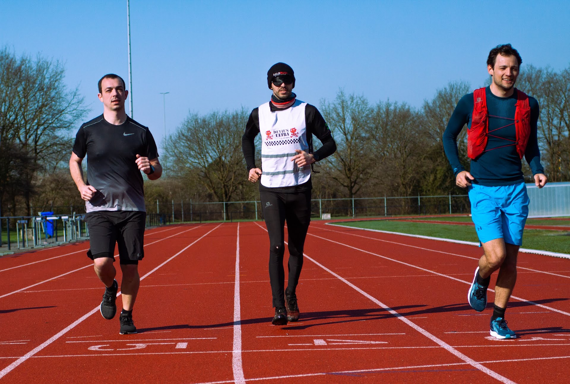 Bjorn geblinddoekt aan het trainen met 2 buddy's