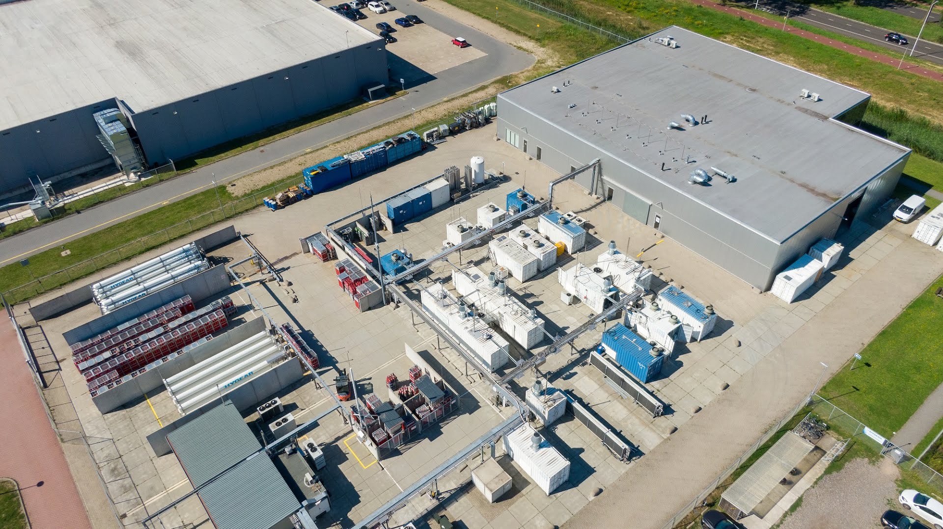 Het systeem met een capaciteit van 500 ton per jaar E-methanol van AA-kwaliteitsklasse wordt gebouwd op het terrein van HyGear in Arnhem, Nederland. 