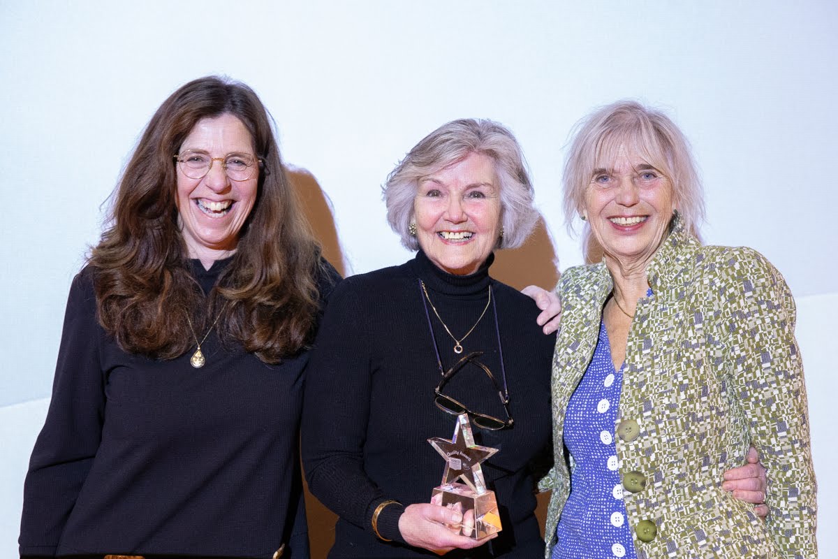 Ien van der Pol winnaar NQA 2022, vlnr Yvonne Burger (voorzitter Jury), Ien van der Pol (winnaar NQA 2022) en Marijke Lingsma (vorige winnaar NQA)