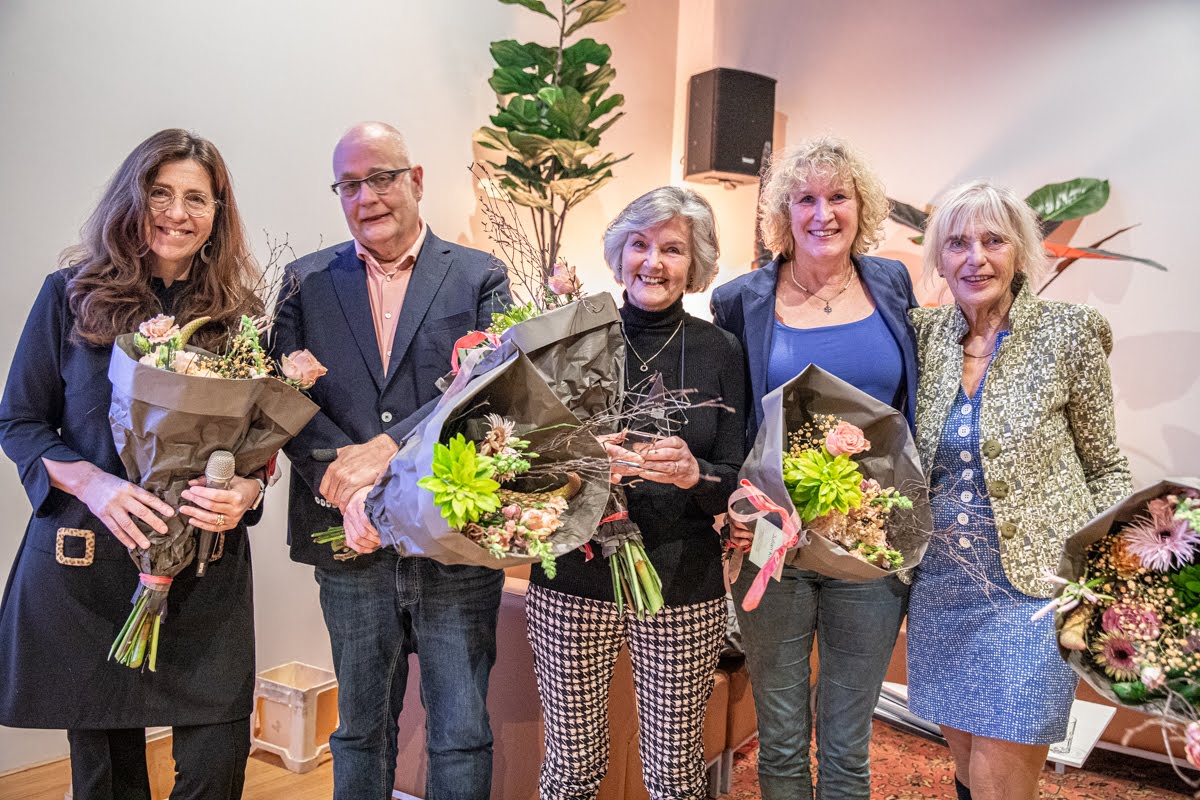 De NQA-genomineerden en de jury. vlnr: Yvonne Burger, Martin Heynen, Ien van der Pol, Judith Budde  en Marijke Lingsma.