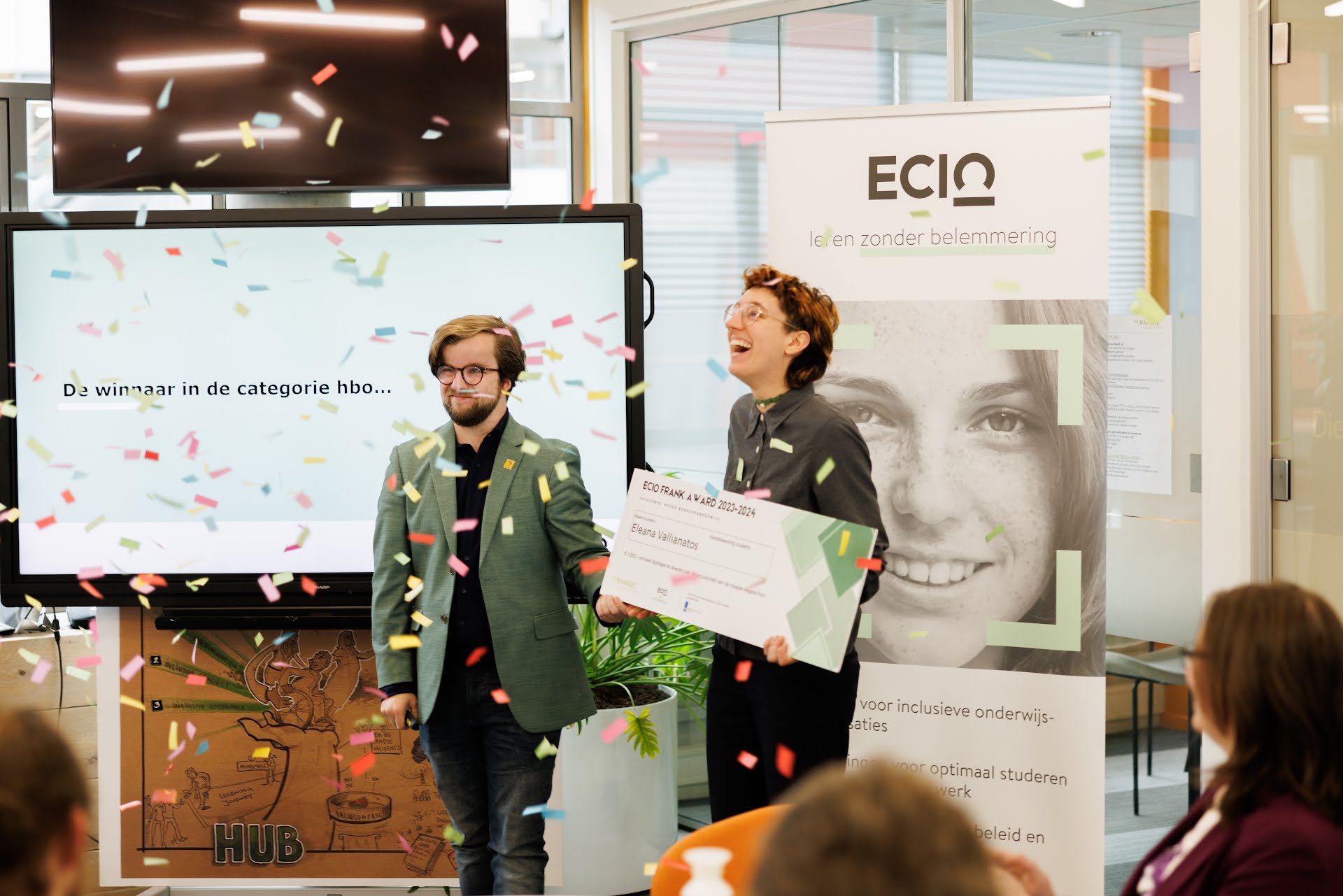 Foto uitreiking award met confetti