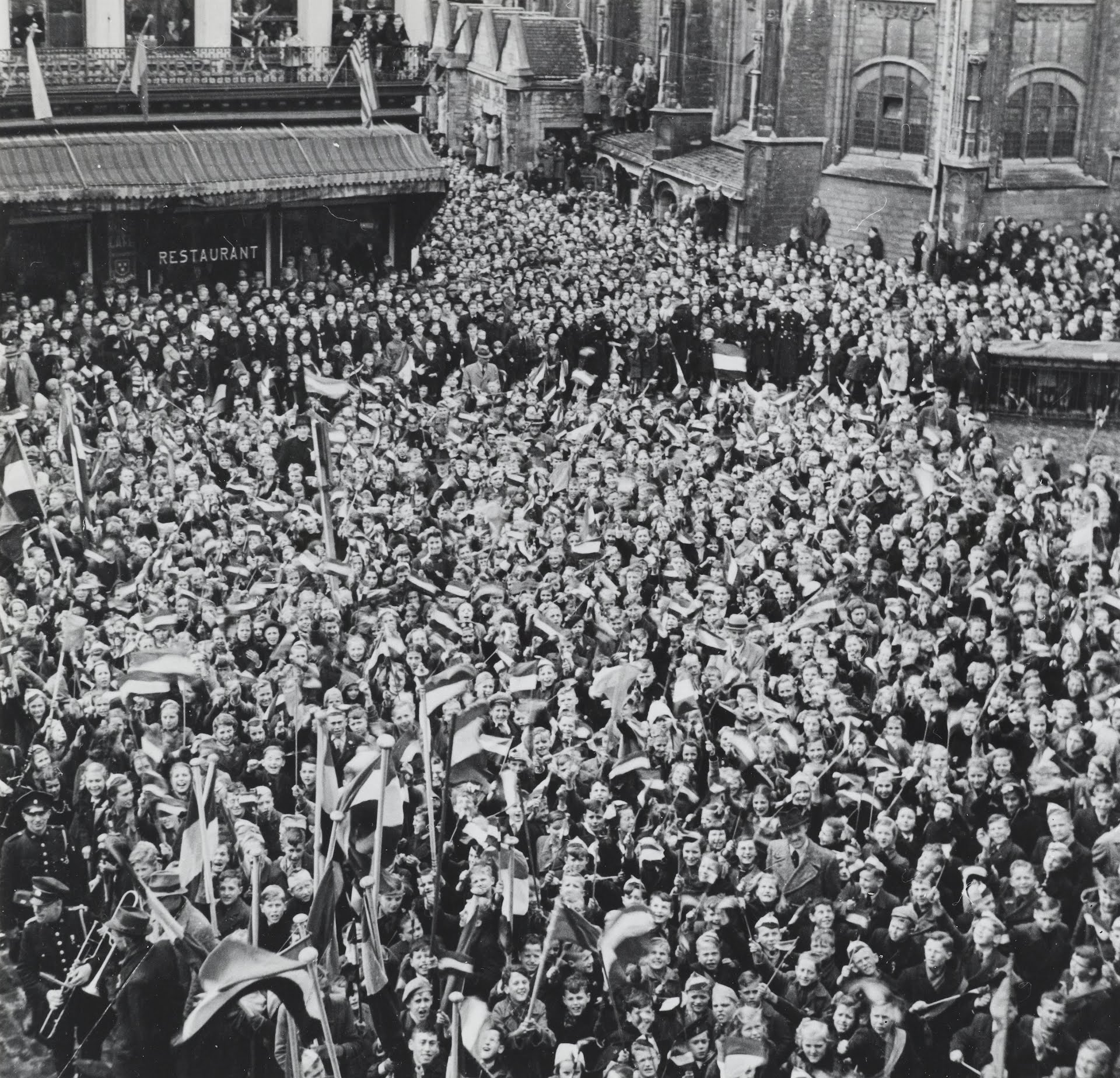 Een grote menigte viert op de Grote Markt in Breda de bevrijding, oktober 1944.