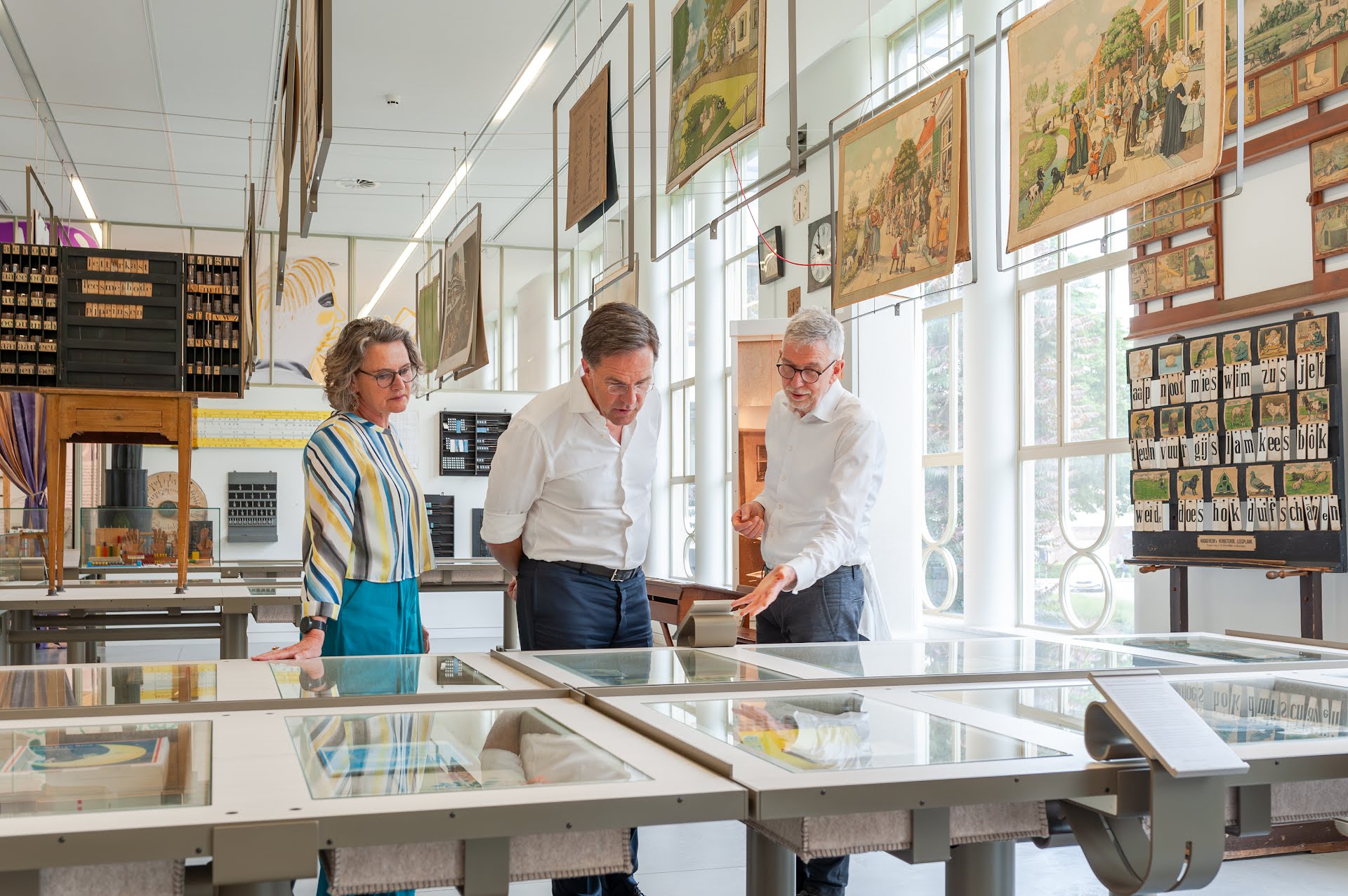 Rutte staat bij vitrine onderwijsmuseum