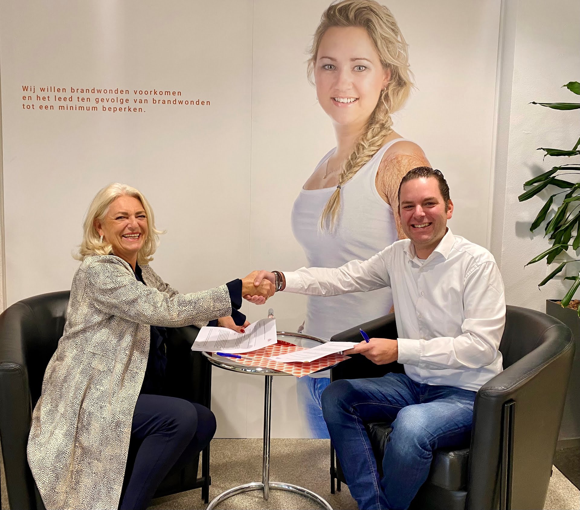 Arienne de Boer van de Nederlandse Brandwonden Stichting en MIke Leegwater van Great Christmas Circus onderteken de samenwerkingsovereenkomst
