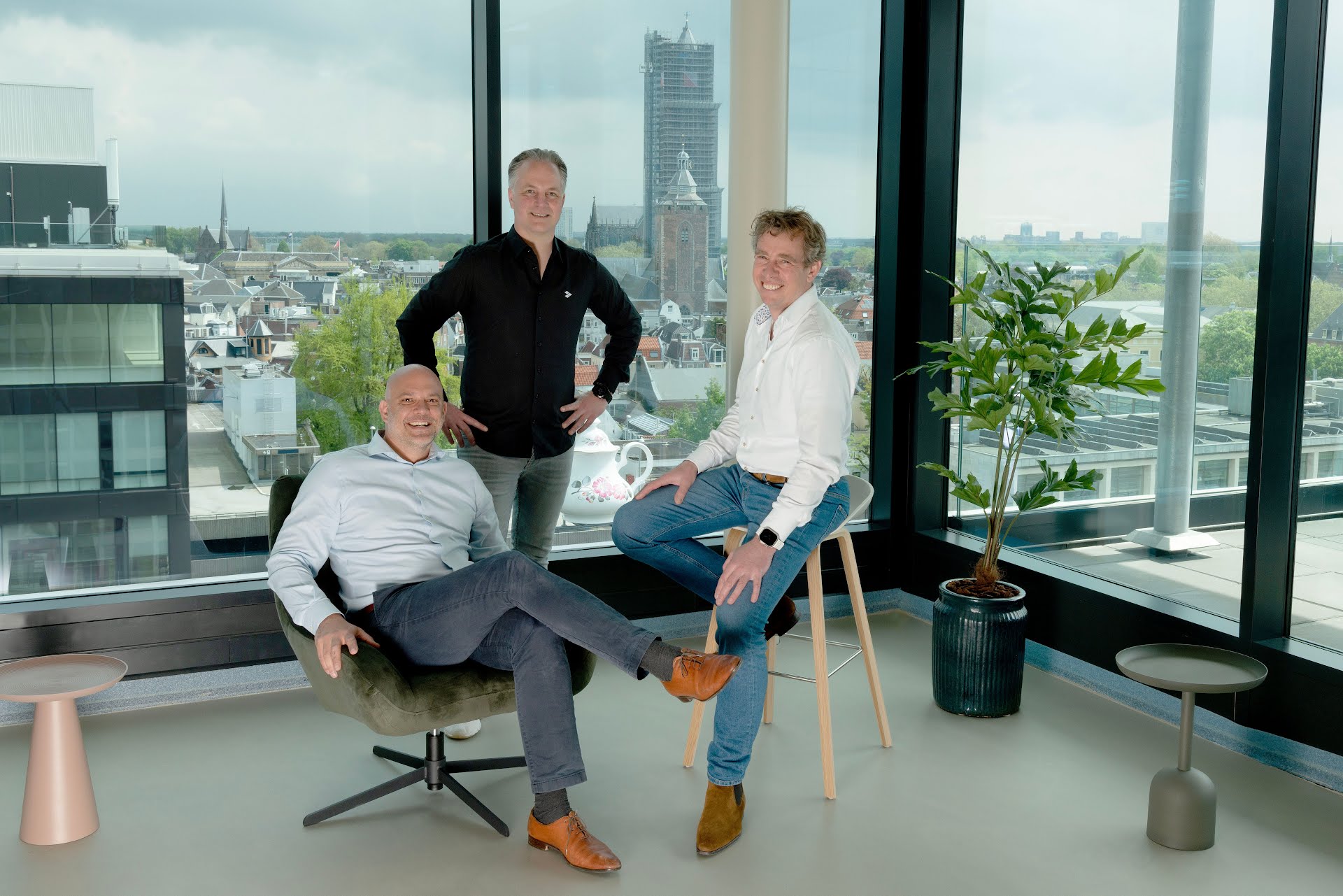 Koert Huisman, Erik Bijl en Paul Willems in het nieuwe kantoor met op de achtergrond de Dom