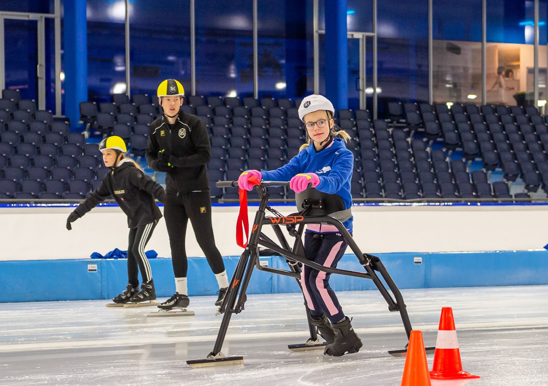 Meisje op schaatsframe