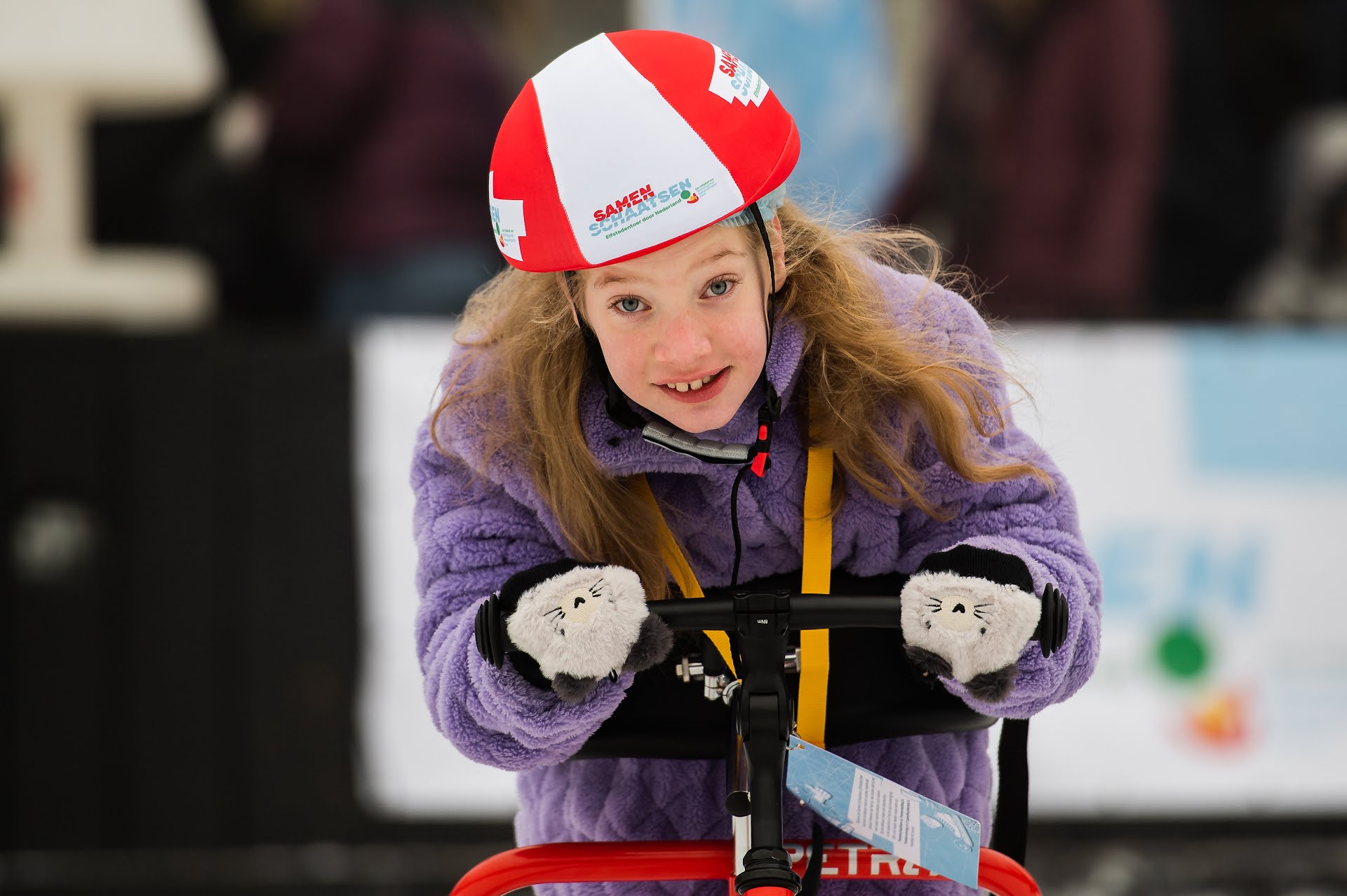 Meisje op schaatsframe