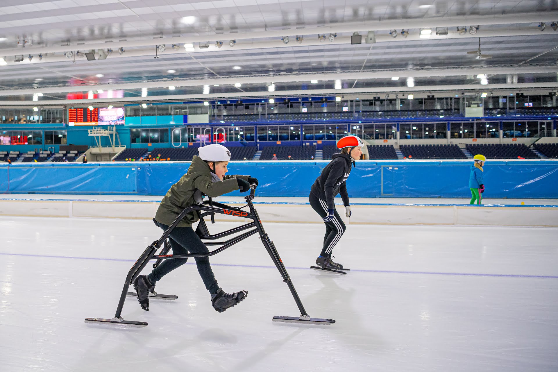 Kinderen met en zonder handicap samen op het ijs