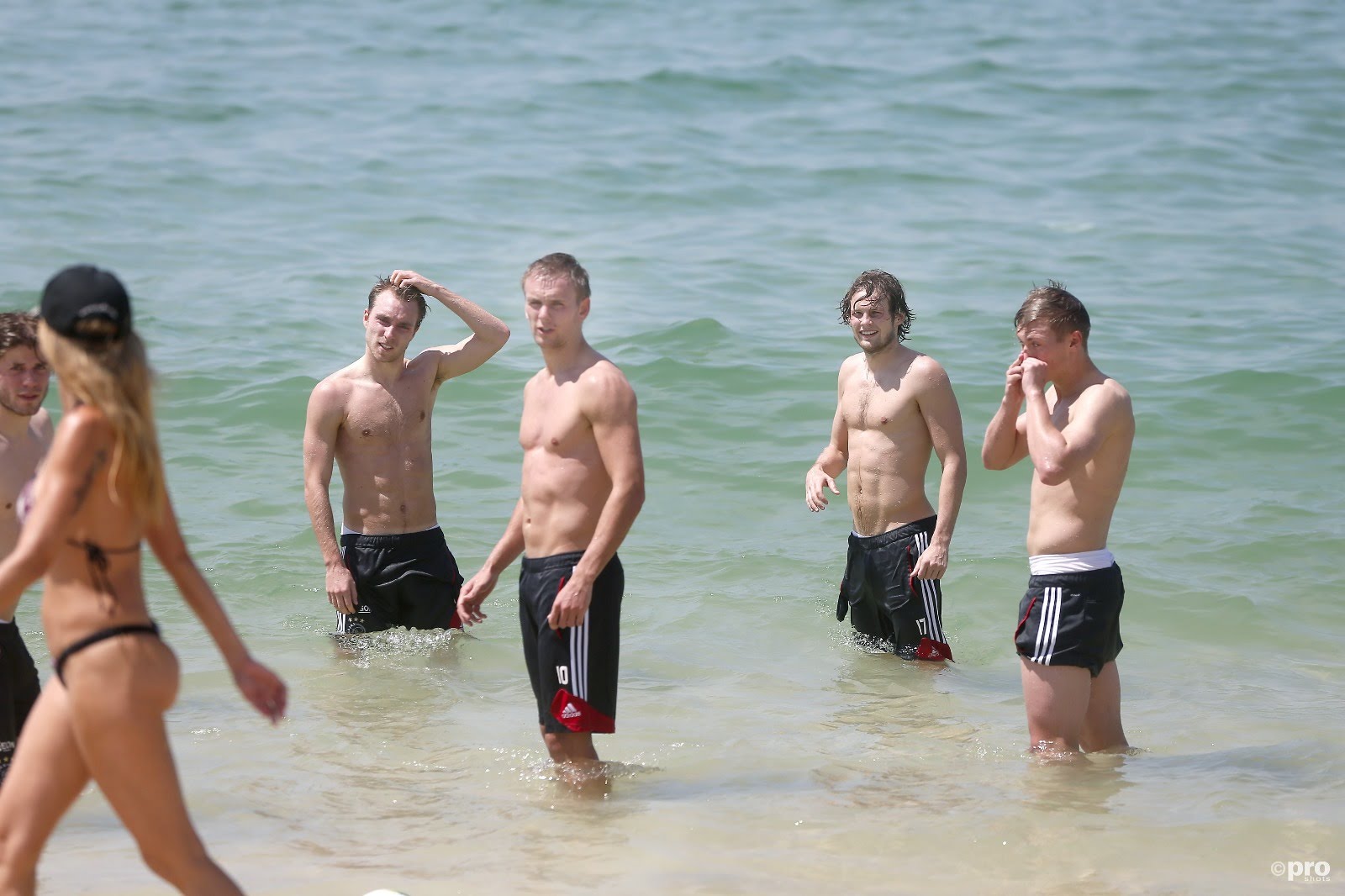 ​Spelers van Ajax op het strand van Rio de Janeiro.