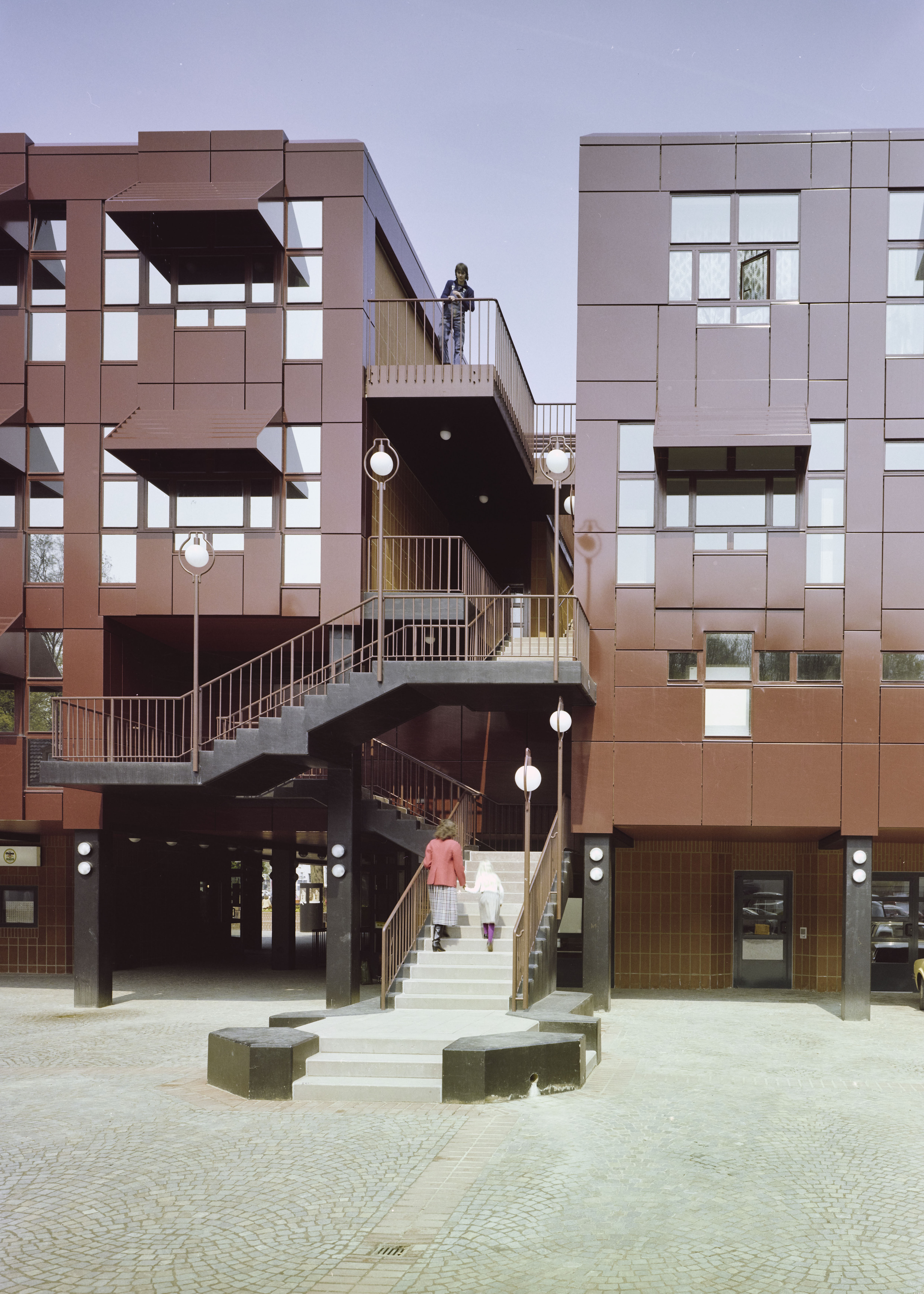 Inge und Arved von der Ropp, Bürgerhaus Bergischer Löwe: Außentreppe zwischen den beiden Gebäudeteilen, um 1980