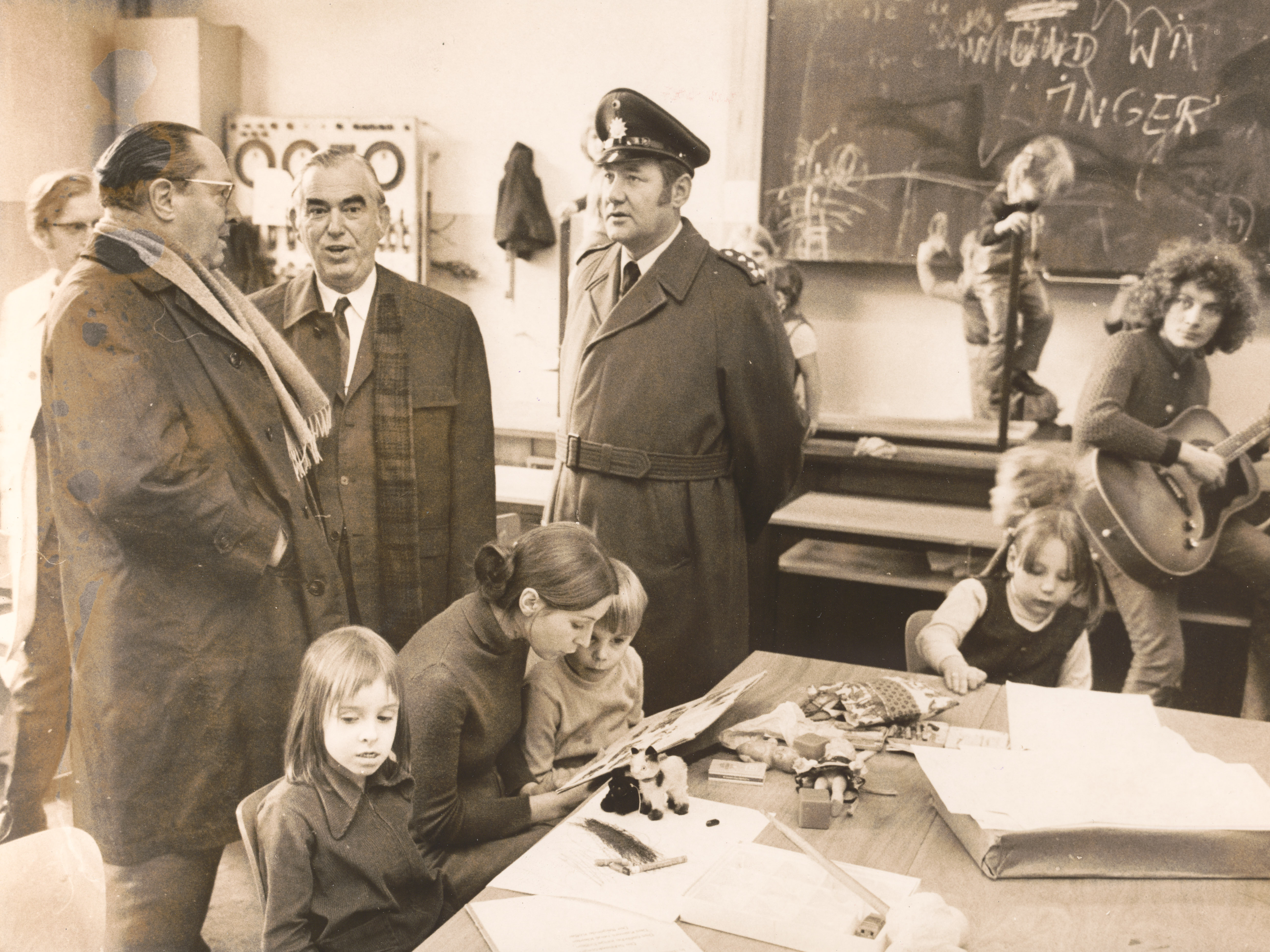 Oberbürgermeister Burauen in einem Kindergarten, 1970