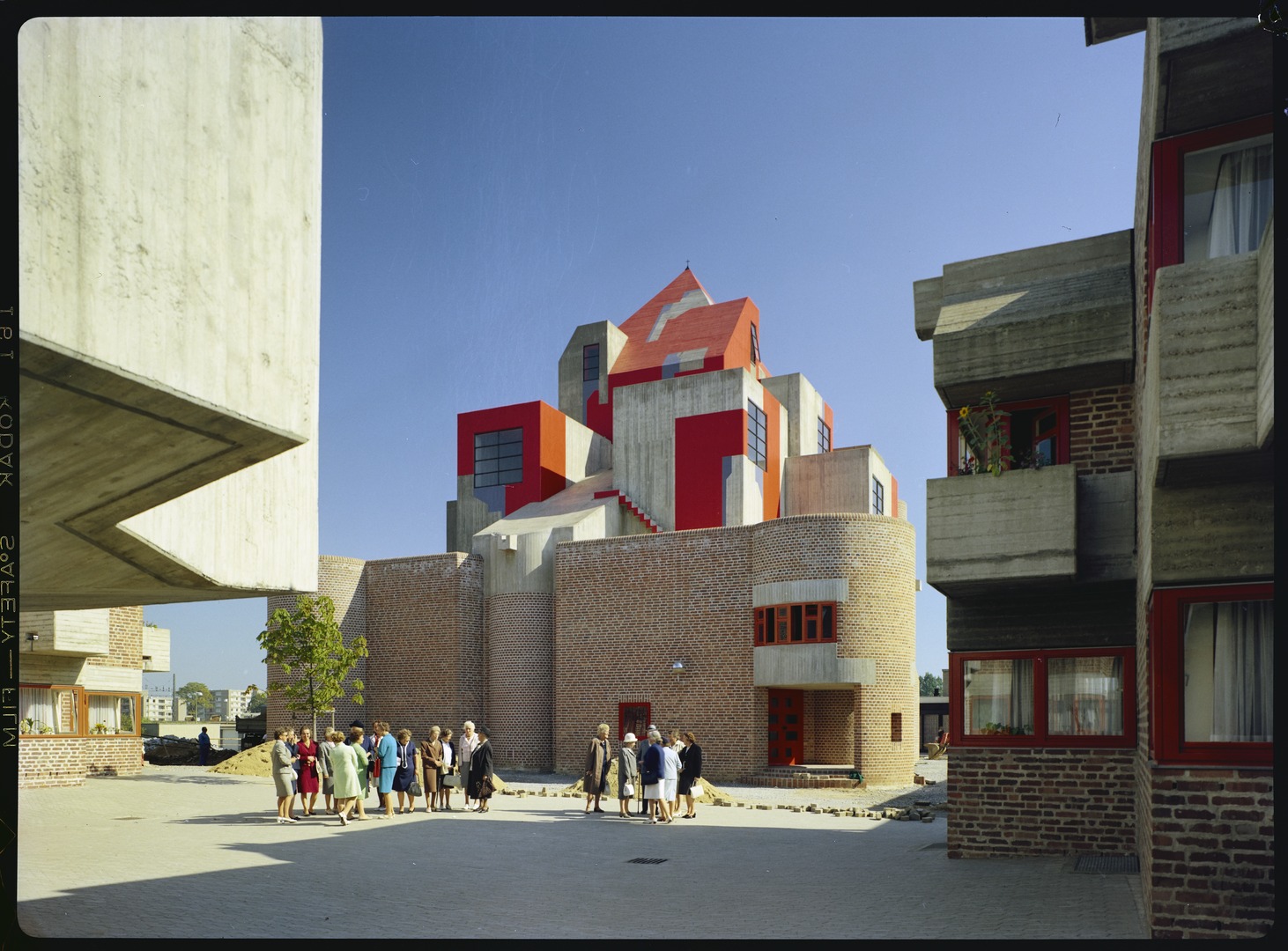 Inge und Arved von der Ropp, Blick vom Innenhof des Seniorenzentrums St. Hildegard Richtung Kirche, nach 1970