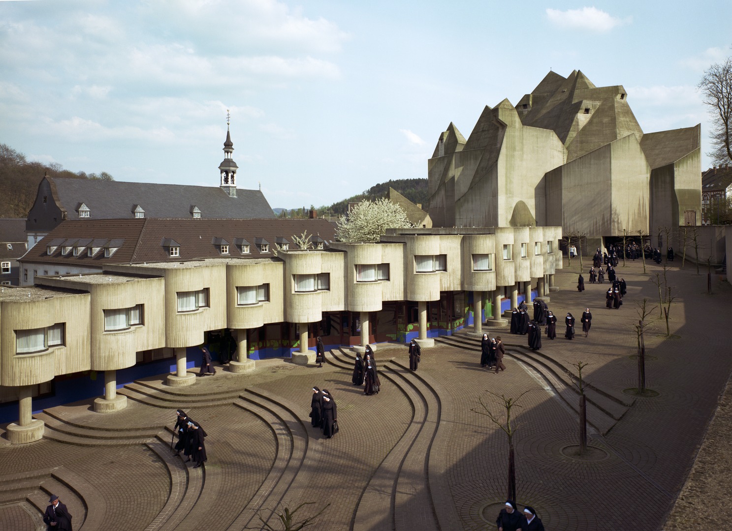 Arved von der Ropp, Nonnen auf dem Weg vor der Wallfahrtskirche von Neviges, nach 1970