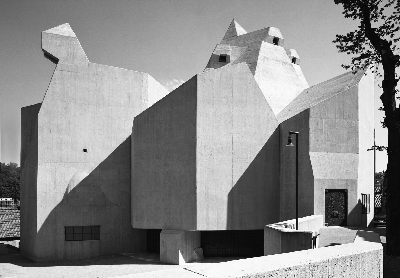 Arved von der Ropp, Außenansicht der Wallfahrtskirche von Neviges, um 1970