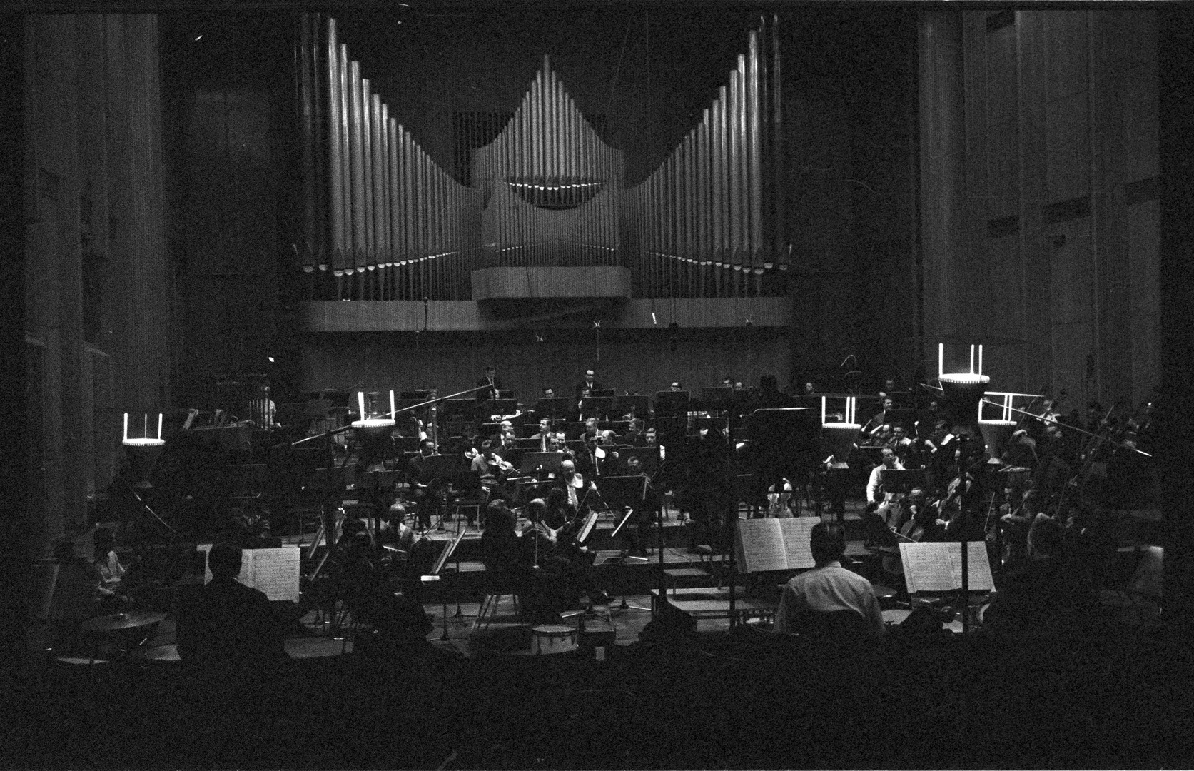 Probensituation: Gesamtansicht aus dem Zuschauerraum auf das in Aktion befindliche Orchester im Großen Sendesaal des WDR, in der Mitte am erhöhten Dirigentenpult sitzend Michael Gielen