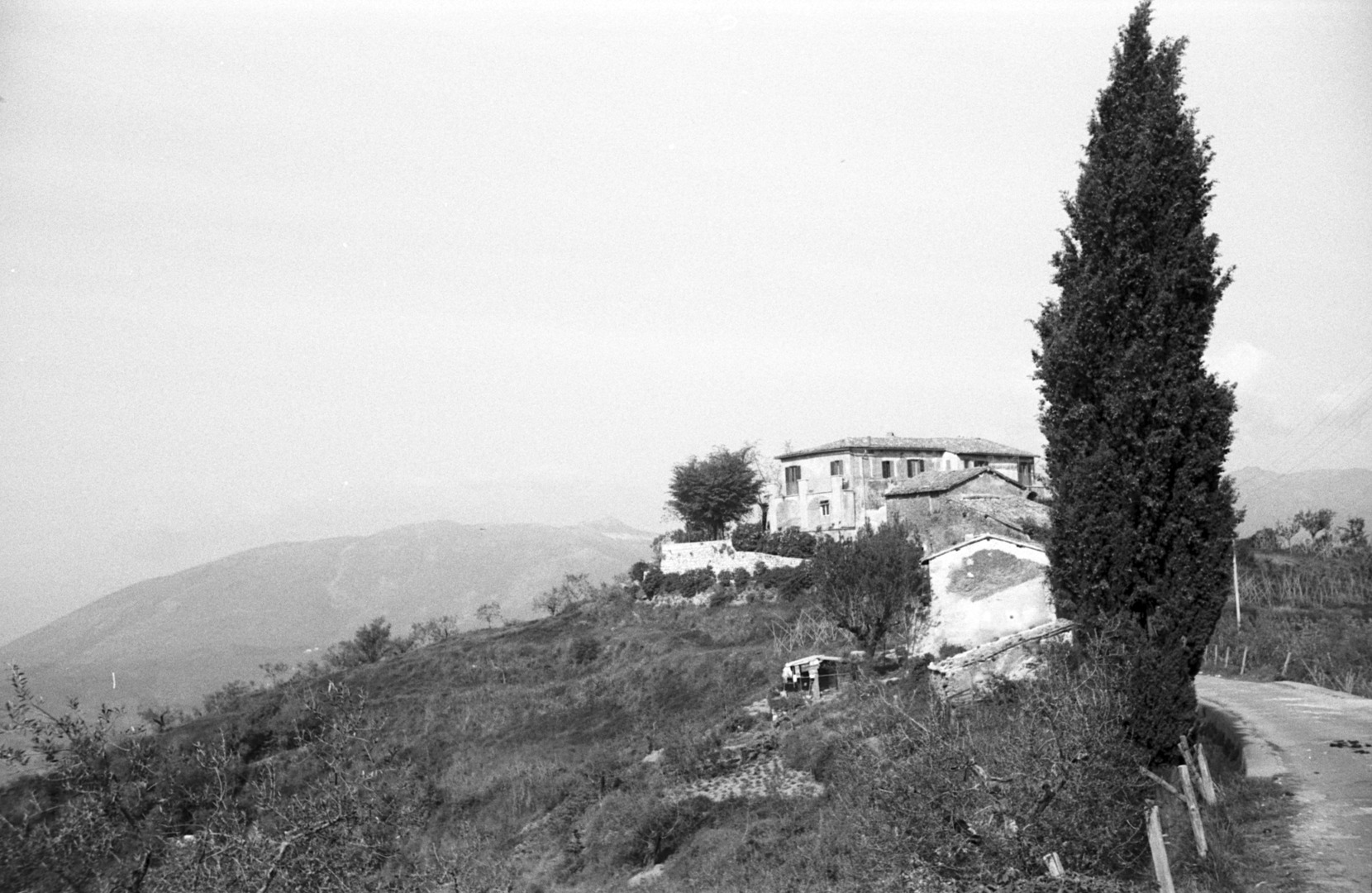 Die Casa Baldi vom Weg zum Friedhof aus gesehen, vorgelagert das Haus der im Dorf ansässigen Familie Mampieri. Olevano Romano, Sommer 1964