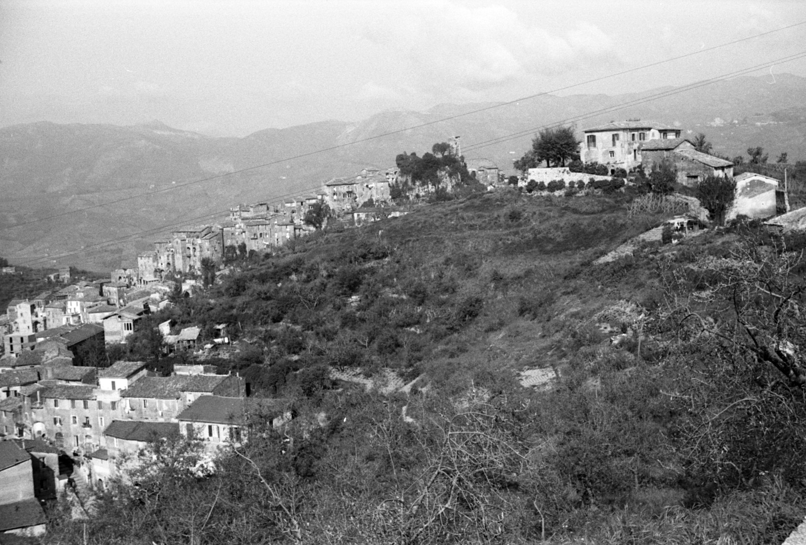 Panorama: die auf dem Hügel liegende Casa Baldi, das Dorf Olevano Romano und Bergketten des Apennins. Sommer 1964