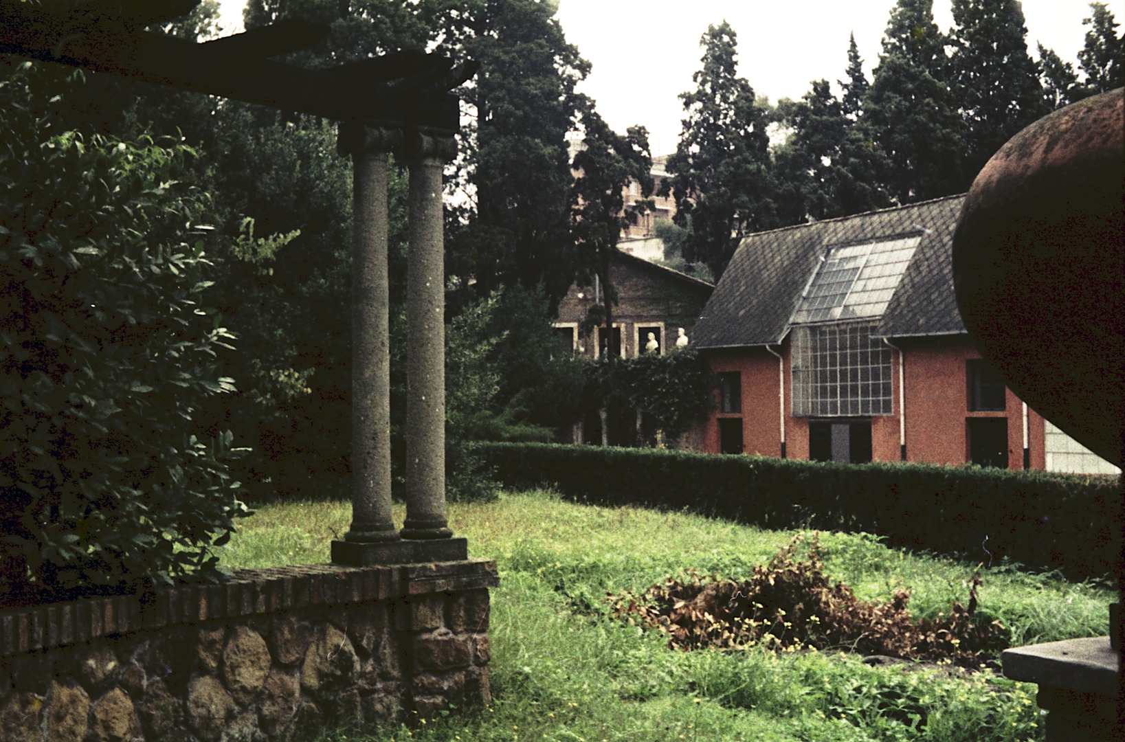 Die Vorderseite des Studio 10 der Villa Massimo. Hier ist gut zu erkennen, wie viel Raum die Fensterfront einnimmt. Bei Konzeption und Bau der Ateliers wurde berücksichtigt, dass die Stipendiaten der Bildenden Künste viel Licht benötigten. Davon profitierte auch Zimmermann, der wegen seines schlechten Sehvermögens sehr dankbar war für diesen hellen Arbeitsplatz, an dem er die Partitur seiner Oper (und anderer während des Jahres komponierter Stücke) handschriftlich notierte. Auch von diesem Foto schickte er einen Papierabzug an die Tänzerin Helga Held. Auf die Rückseite schrieb er: „Mein Atelier von vorne, vom Park aus gesehen“. Rom 1963