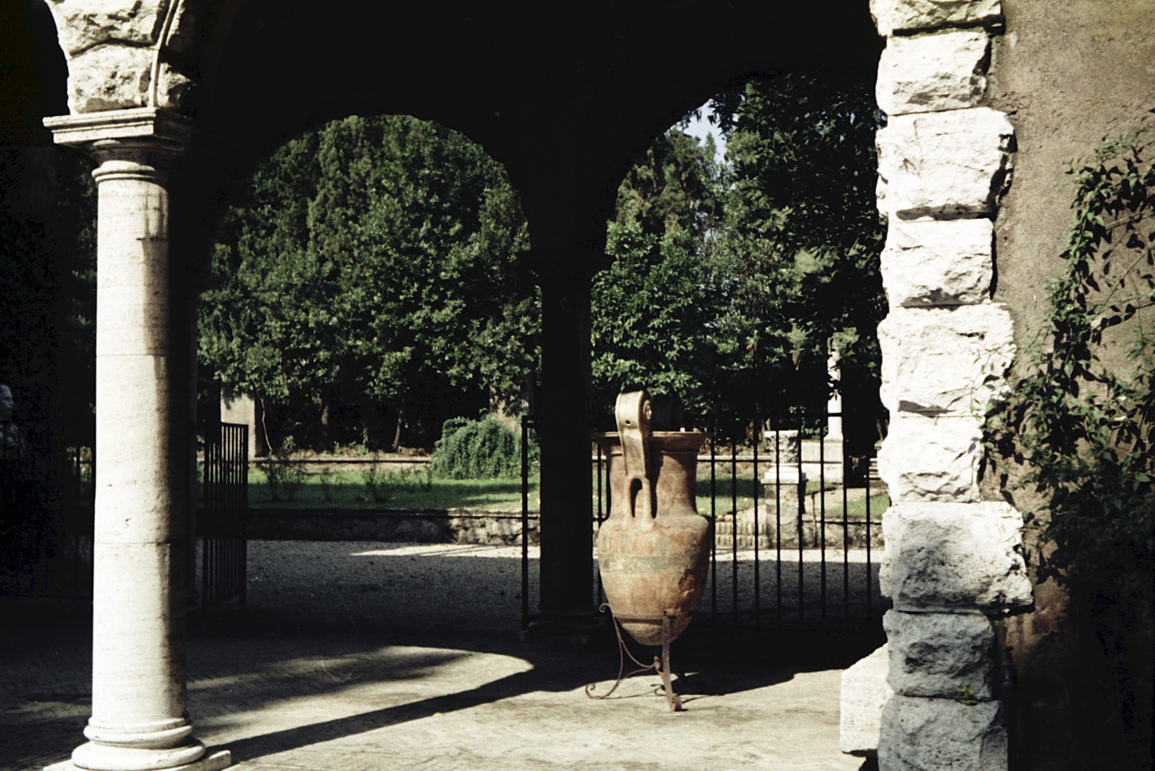 Einige der vielen malerischen Details im Park der Villa Massimo: Rundbögen, Säule, Amphore und ein Durchblick auf die üppige Vegetation des Parks.  Rom 1963