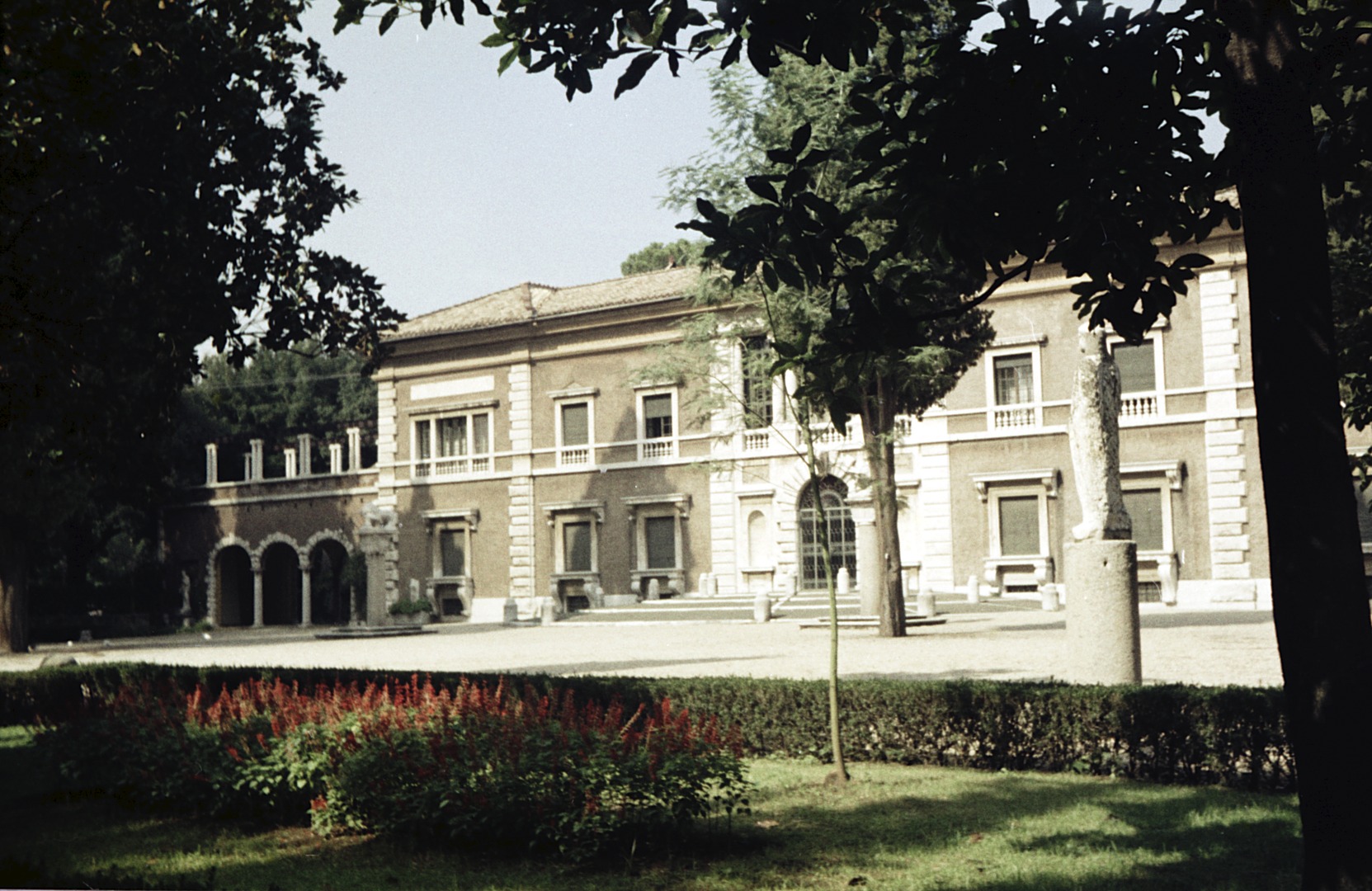 Vorderansicht des Haupthauses der Villa Massimo. Dieses Haus beherbergt neben einem Konzertsaal zwei sehr großzügige Wohnungen für „Ehrengäste“ in der oberen Etage mit ebenso großzügigen Terrassen, darüber hinaus eine Bibliothek, Büro- und Konferenzräume und das Arbeits- und Empfangszimmer des jeweiligen Direktors beziehungsweise der Direktorin der Villa Massimo. Rom 1963