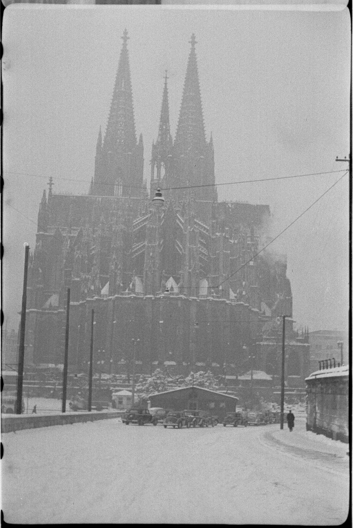 Kölner Dom im dichten Schneetreiben, von Osten her gesehen. Köln 1953