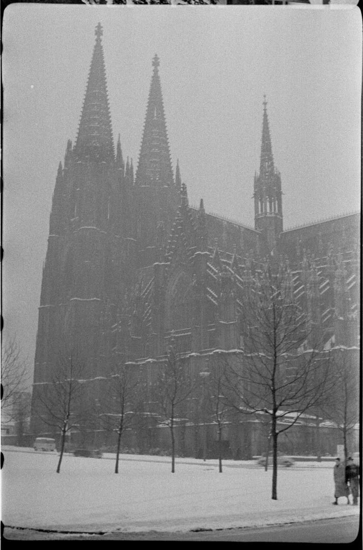 Kölner Dom im heftigen Schneetreiben, Blick auf die Südfassade. Köln 1953 (Zimmermann hat eine Serie von rund 10 Fotos vom Kölner Dom im Schneetreiben aufgenommen. Sie sollen im weiteren Verlauf dieser allmählich wachsenden digitalen Ausstellung gezeigt werden.)
