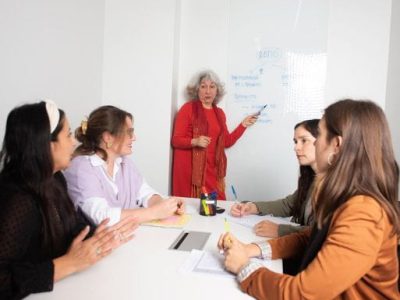 Docente realiza una capacitación a diferentes maestros