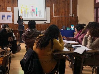 Varios alumnos reunidos en salón de clases