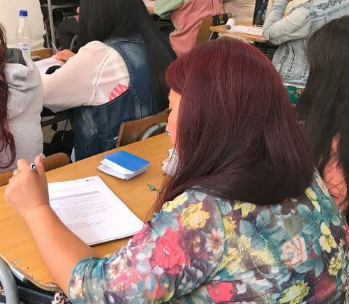 Mujer rellena alguna prueba en una hoja